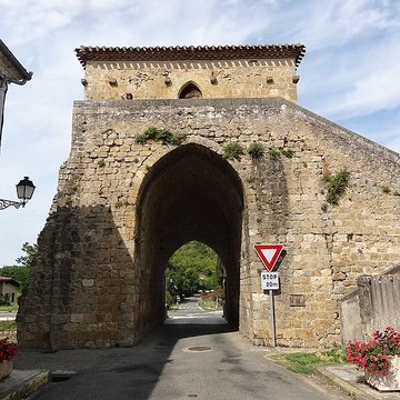 Porte de ville, son pont et son fossé