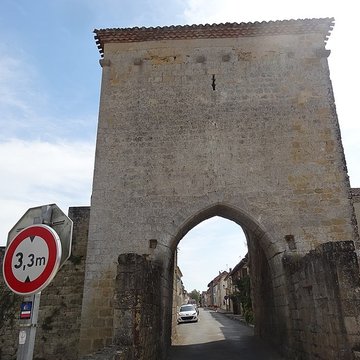 Porte de ville, son pont et son fossé