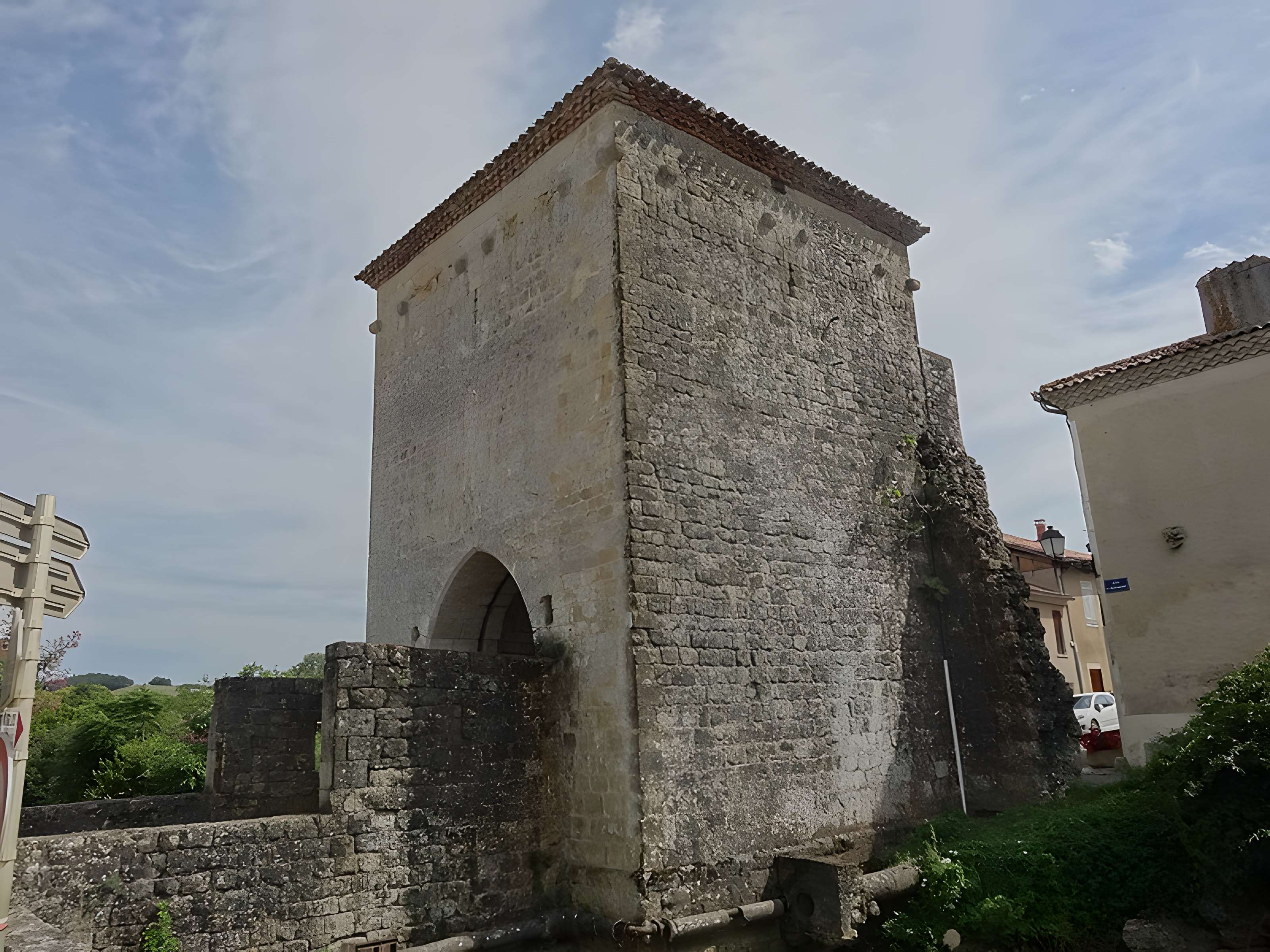 Porte de ville, son pont et son fossé