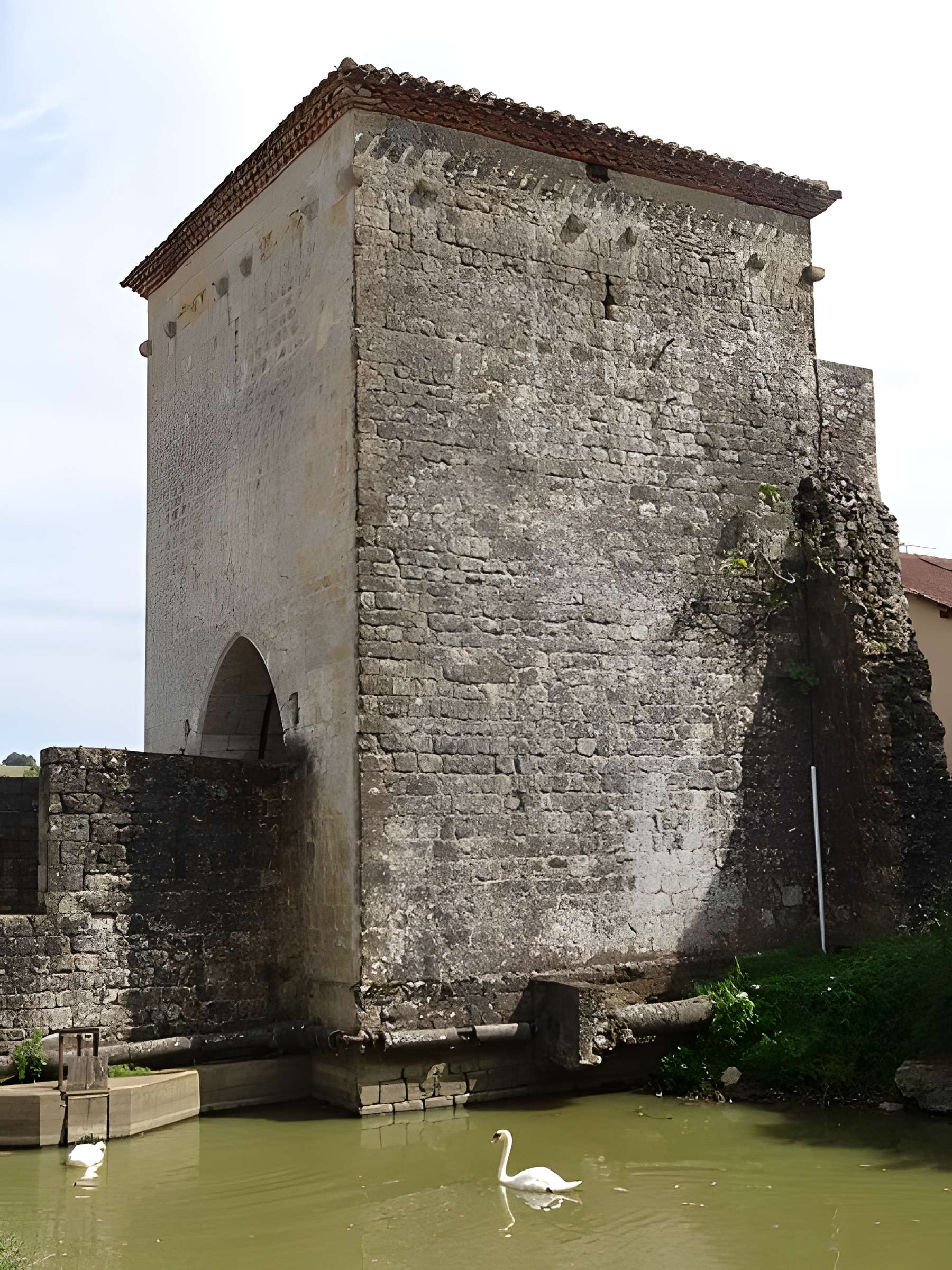 Porte de ville, son pont et son fossé