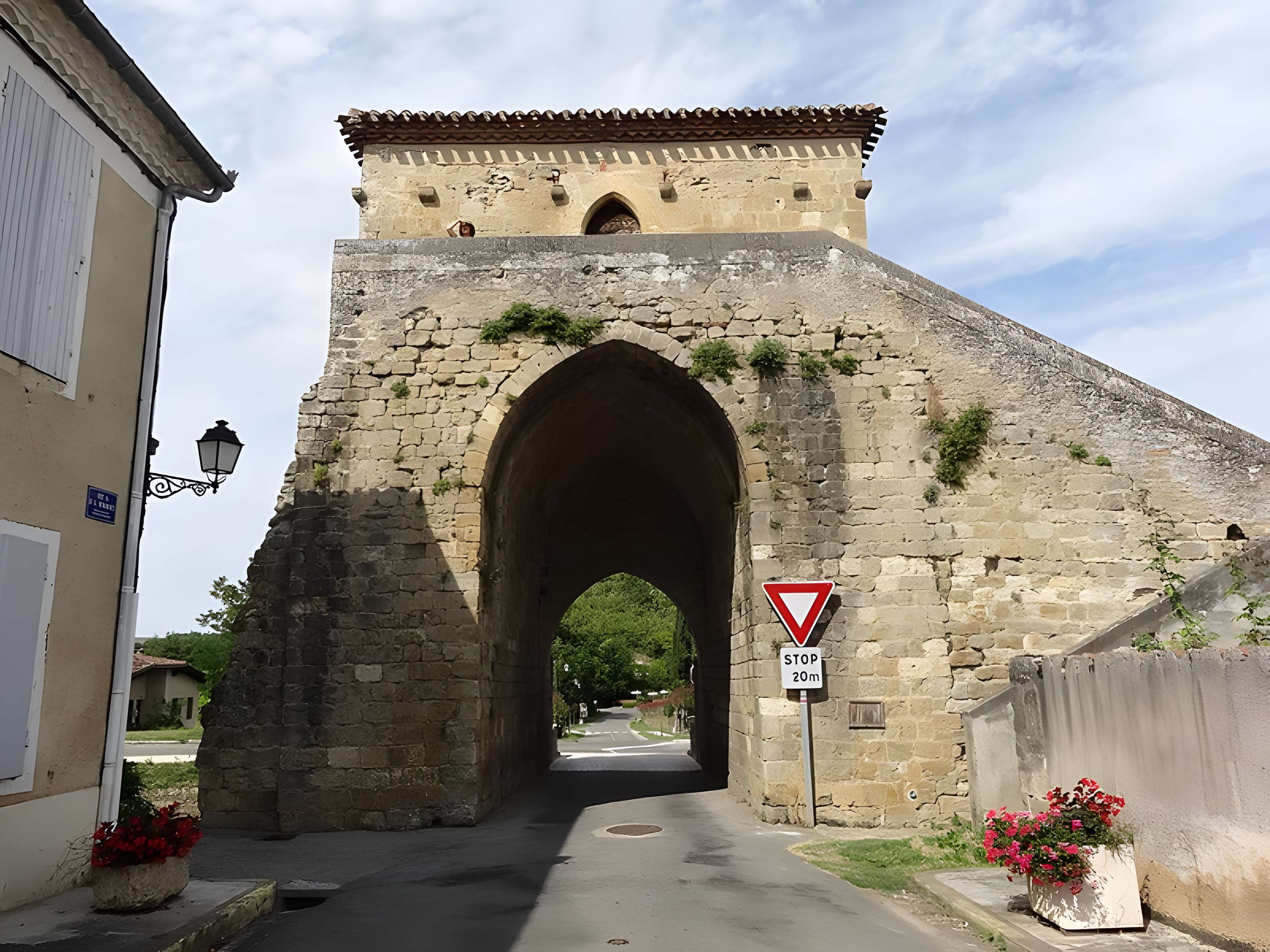 Porte de ville, son pont et son fossé
