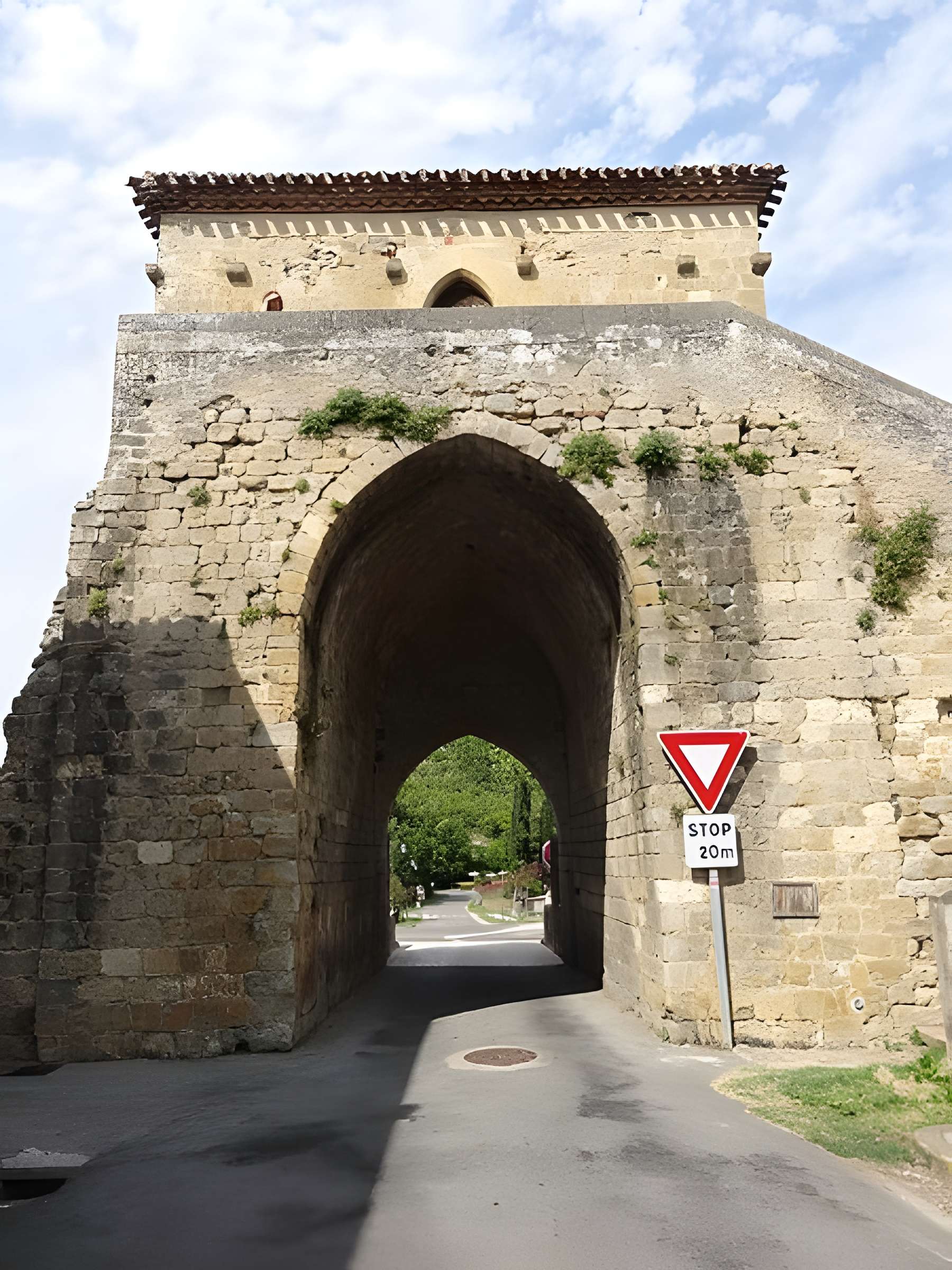 Porte de ville, son pont et son fossé