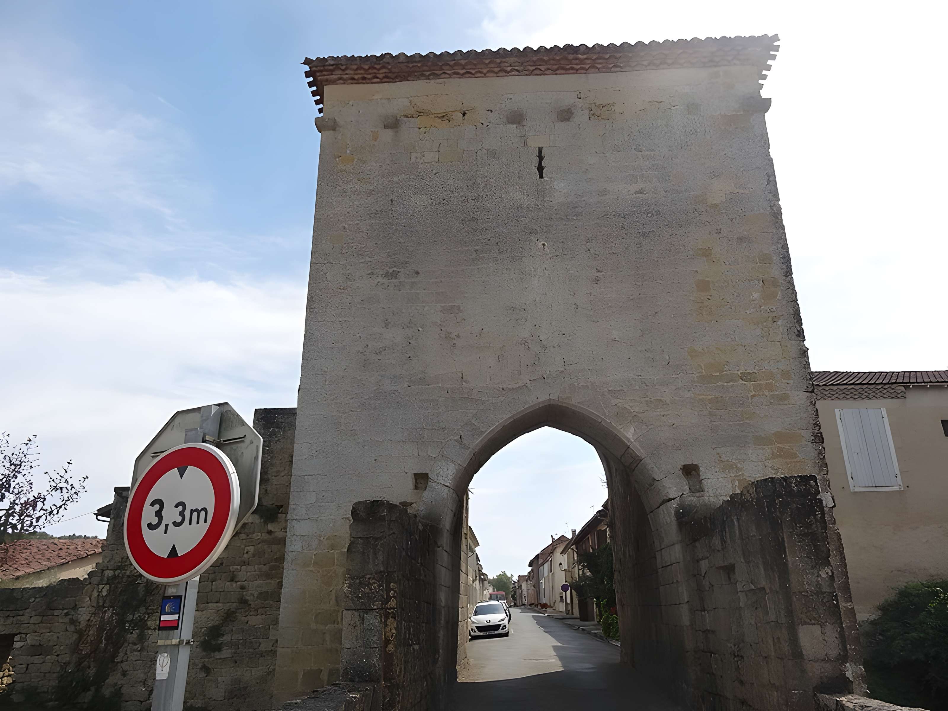 Porte de ville, son pont et son fossé