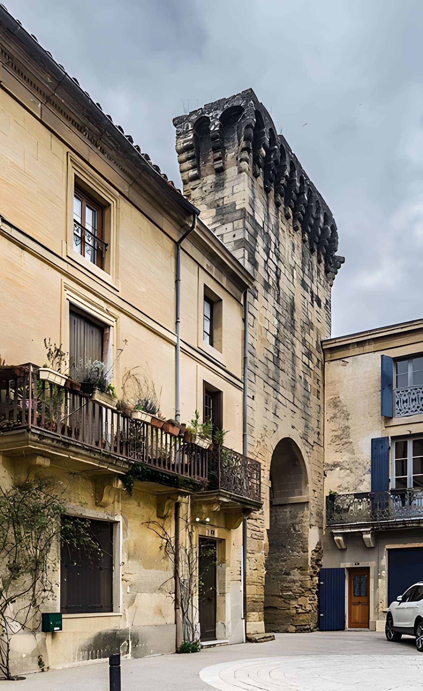 Porte de ville fortifiée