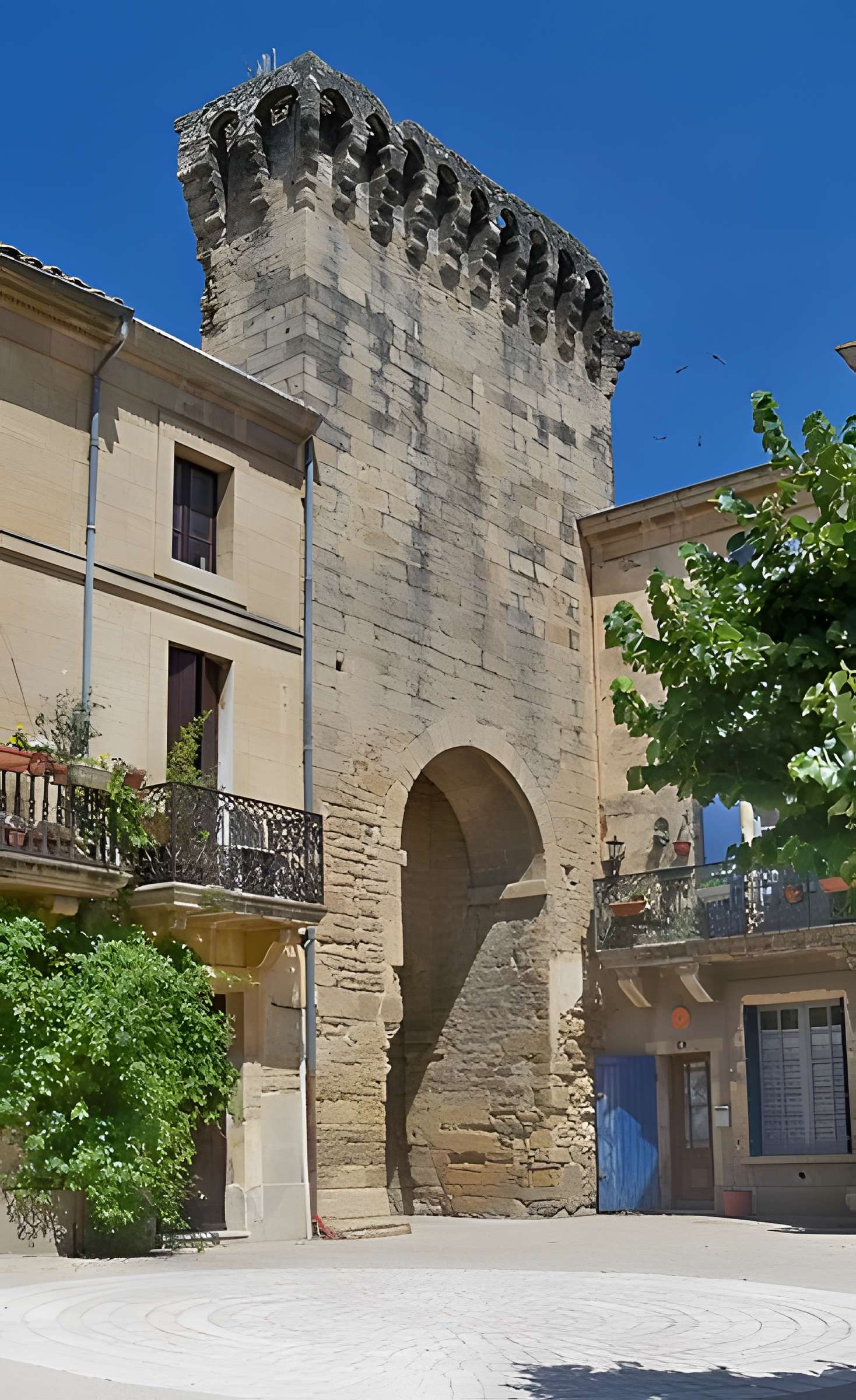 Porte de ville fortifiée