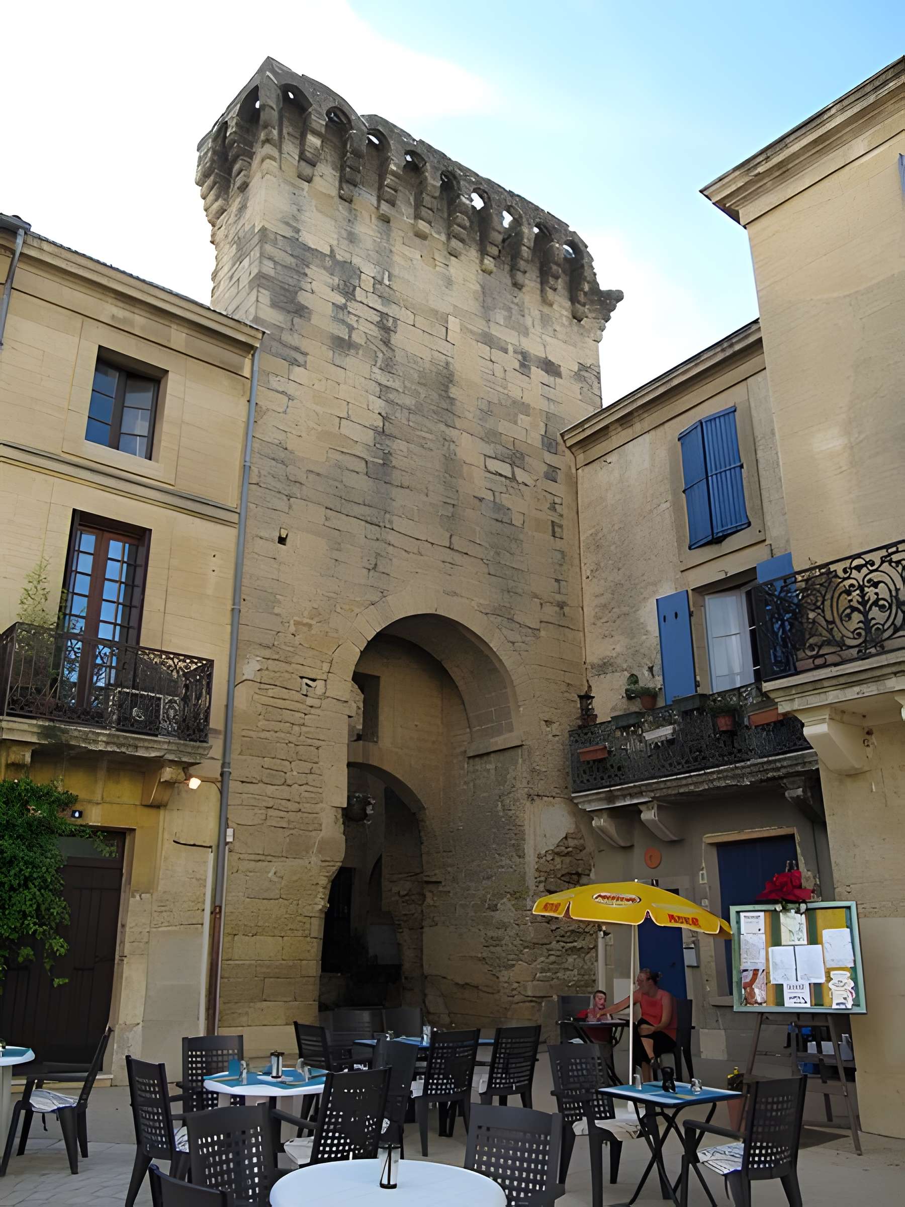 Porte de ville fortifiée