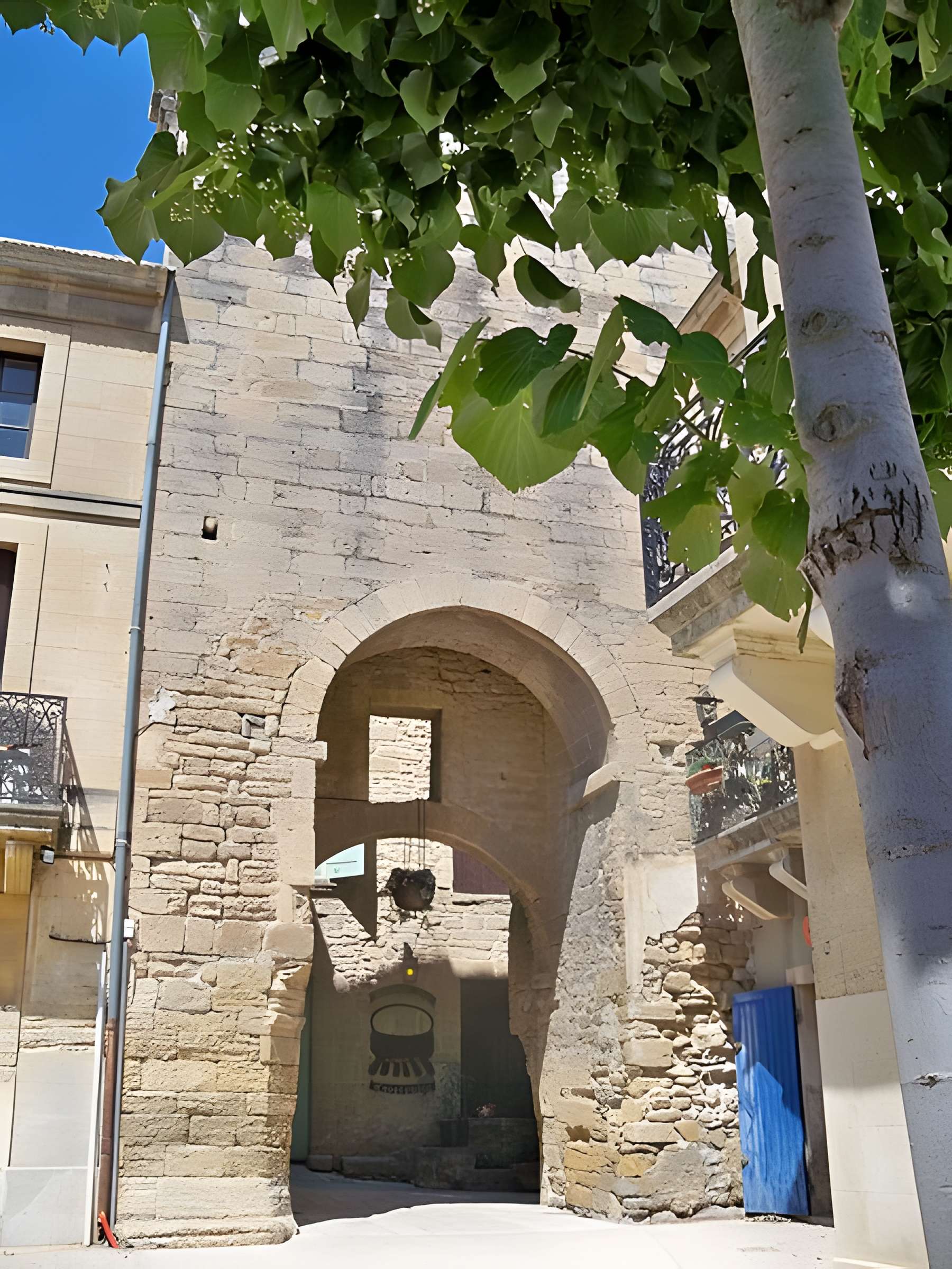 Porte de ville fortifiée