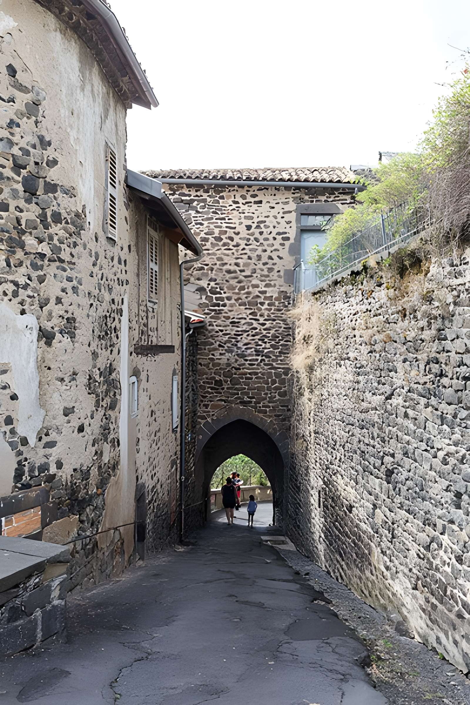 Porte des Roches de Saint-Flour