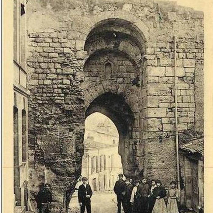 Photo de Porte du Port de Bourg