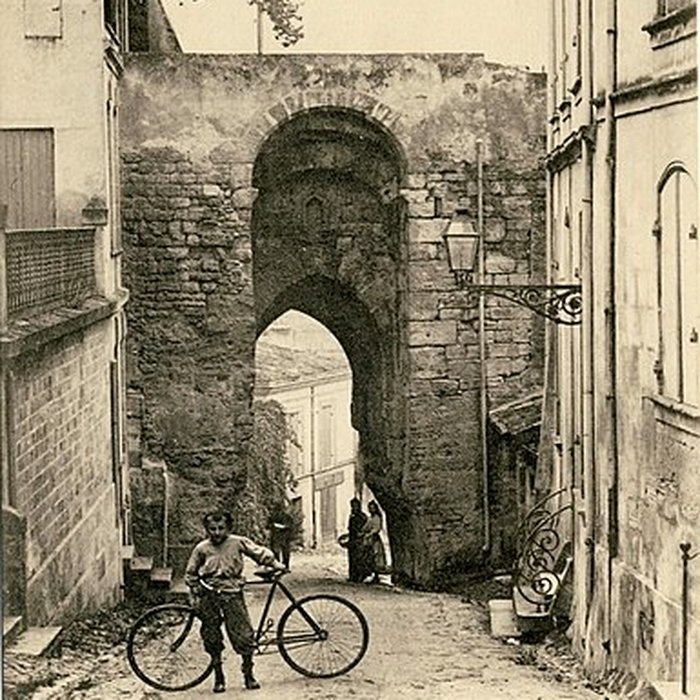 Photo de Porte du Port de Bourg