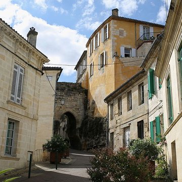 Porte du Port de Bourg