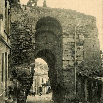 Porte du Port de Bourg