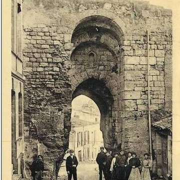Porte du Port de Bourg