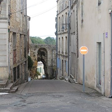 Porte du Port de Bourg