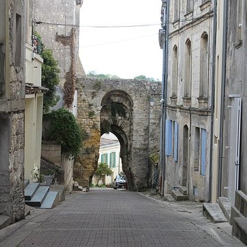 Porte du Port de Bourg