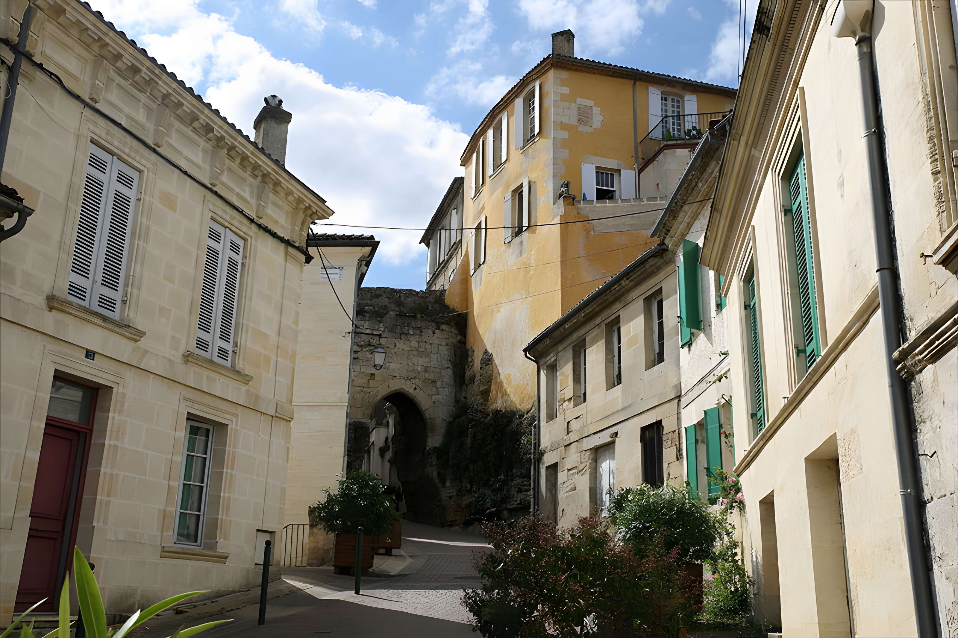 Porte du Port de Bourg