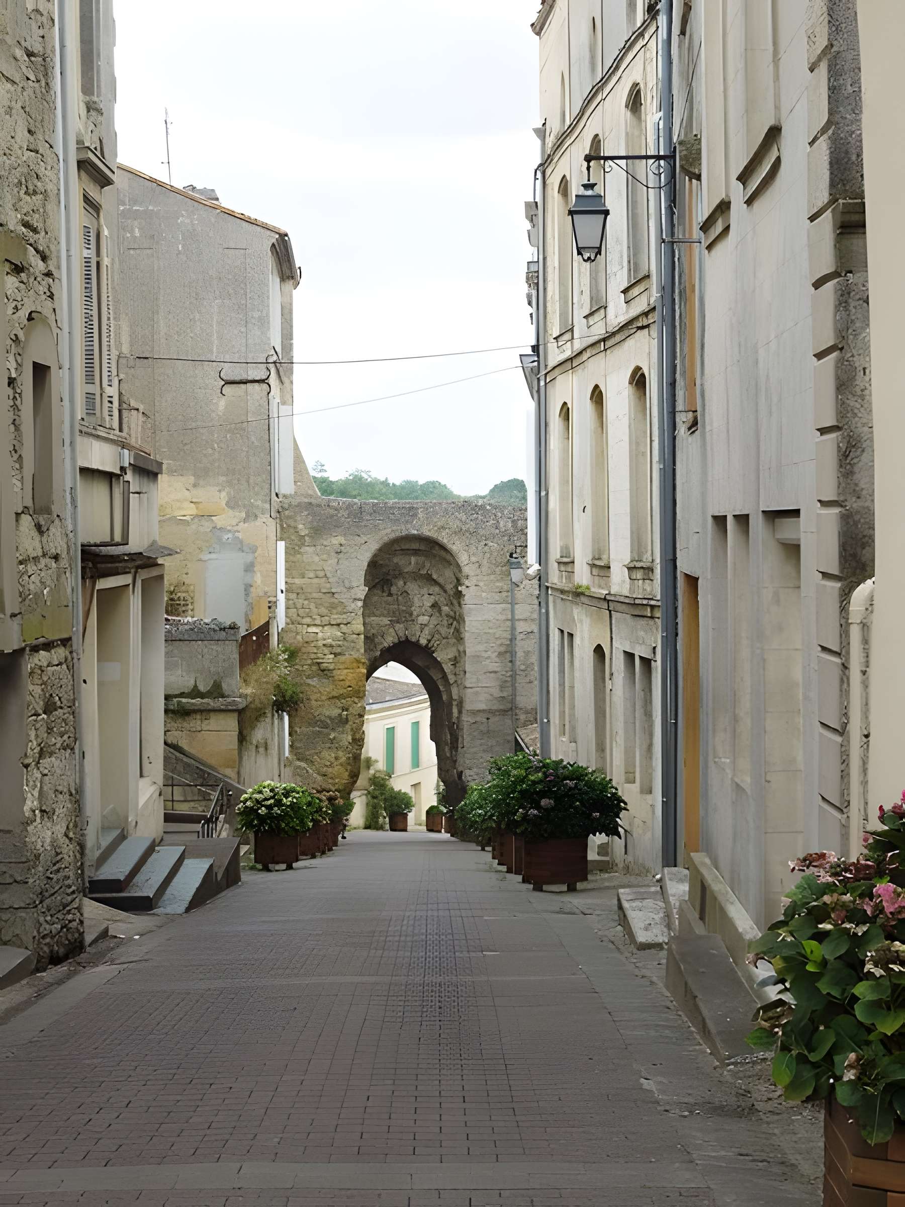 Porte du Port de Bourg