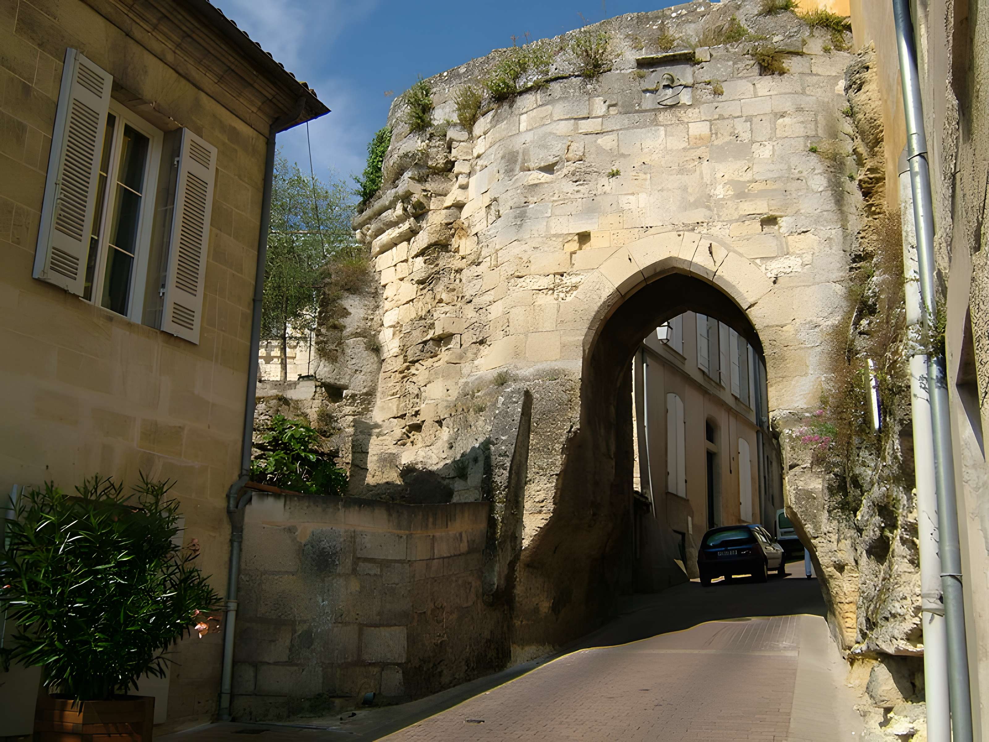 Porte du Port de Bourg