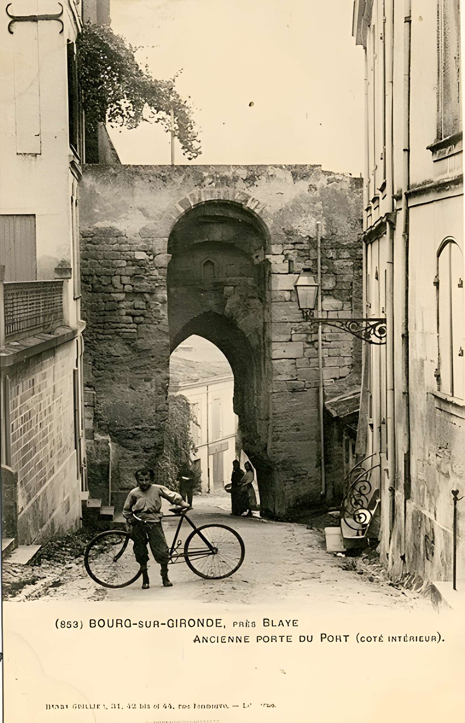 Porte du Port de Bourg