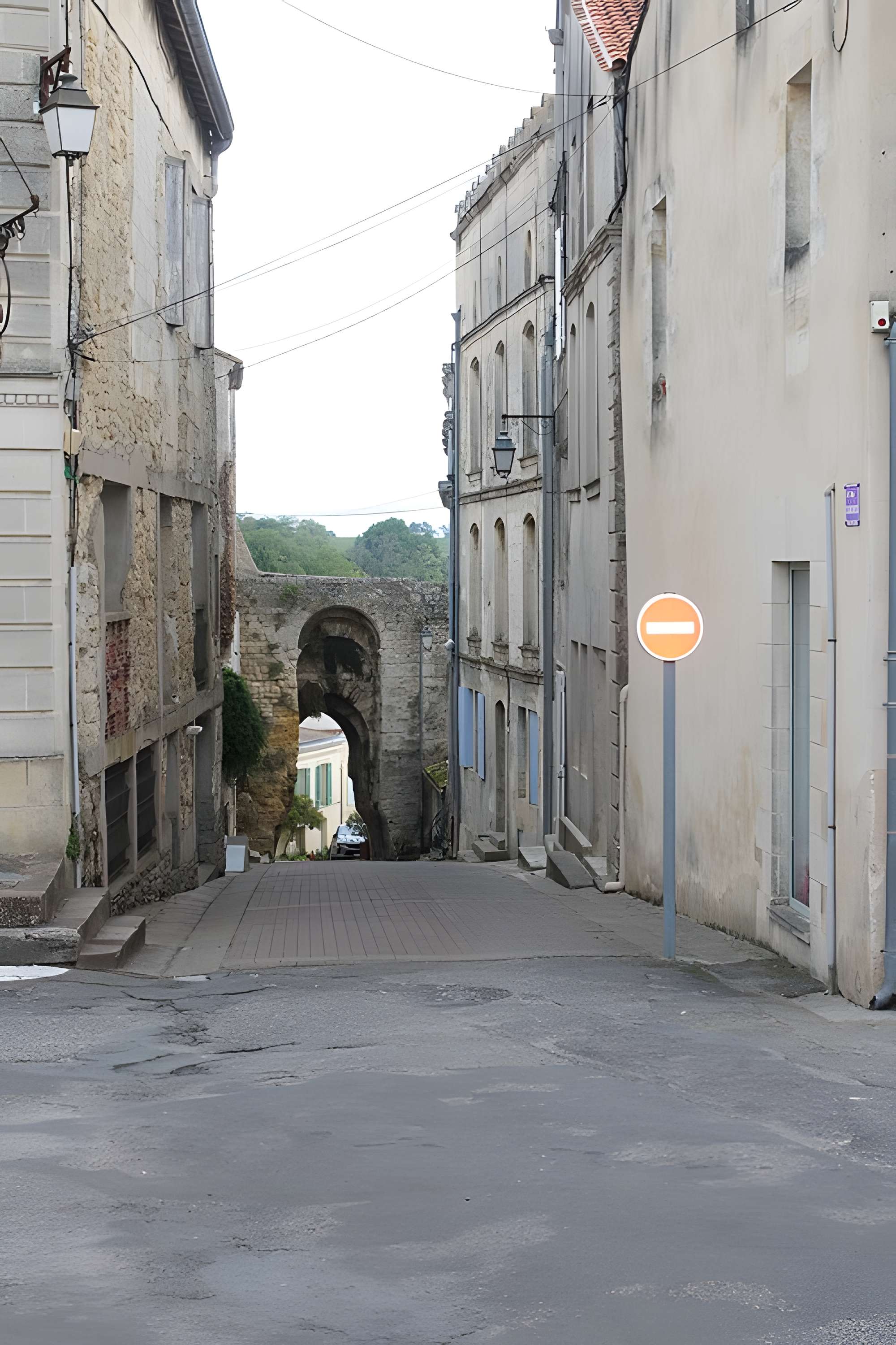 Porte du Port de Bourg
