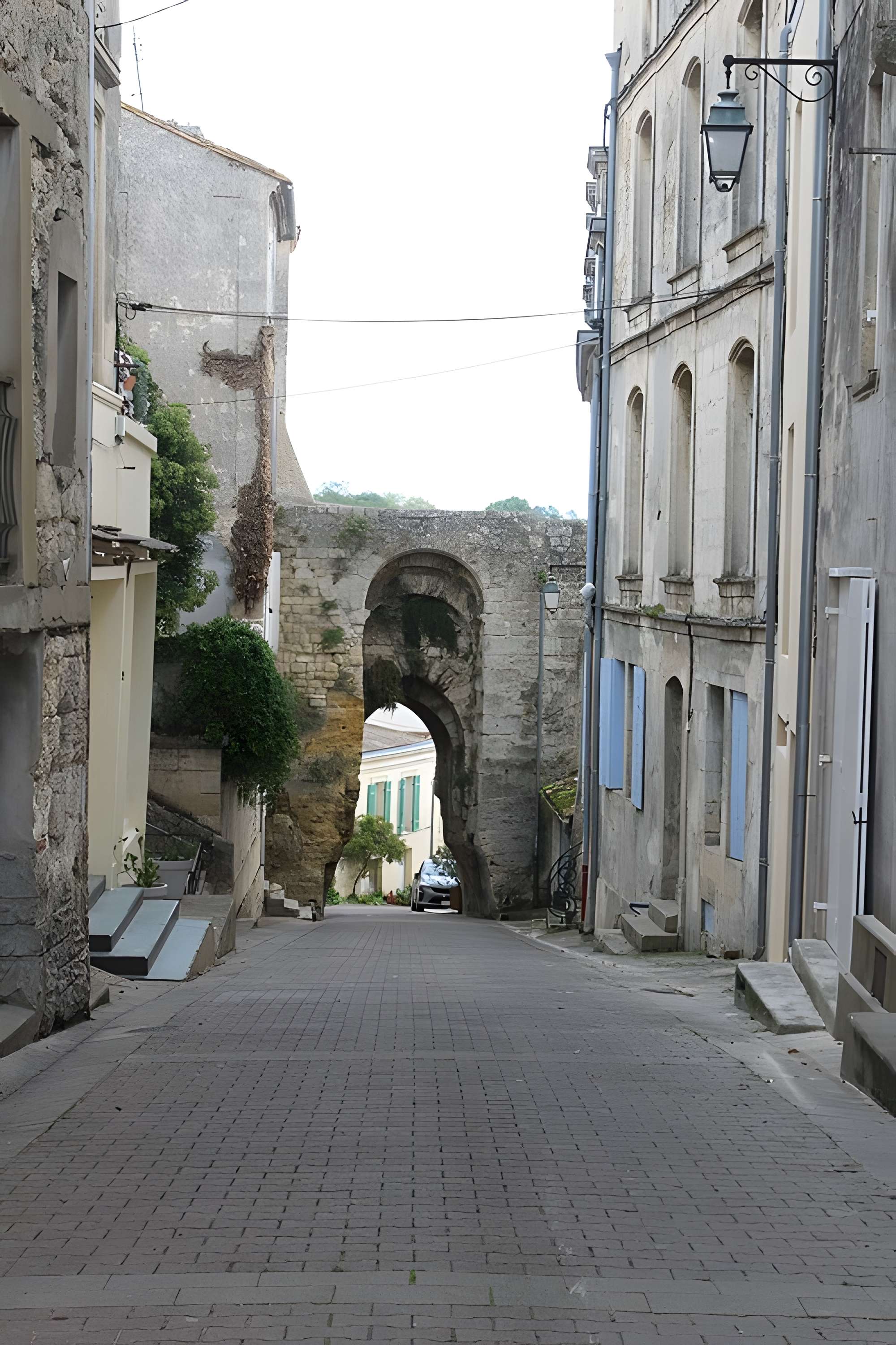 Porte du Port de Bourg