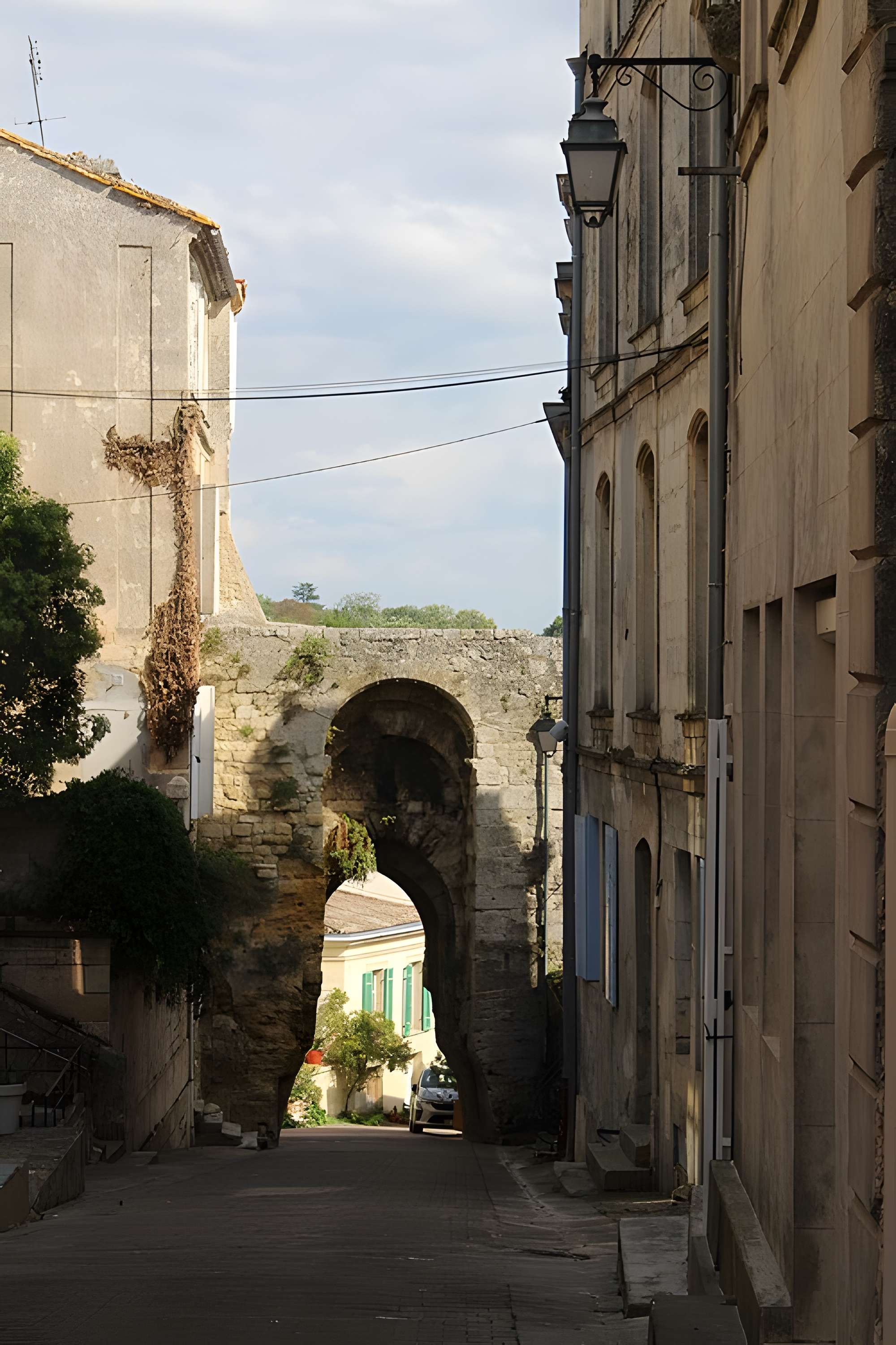 Porte du Port de Bourg