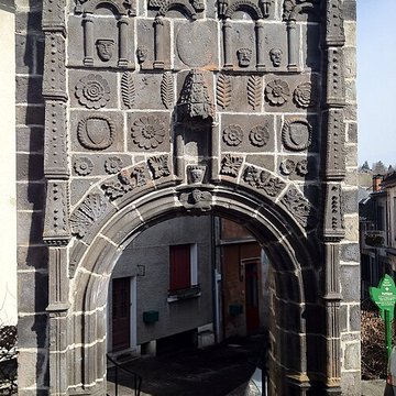 Portique renaissance de Saint-Sauves-dAuvergne