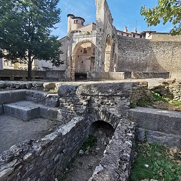 Portique romain du Forum de Vienne