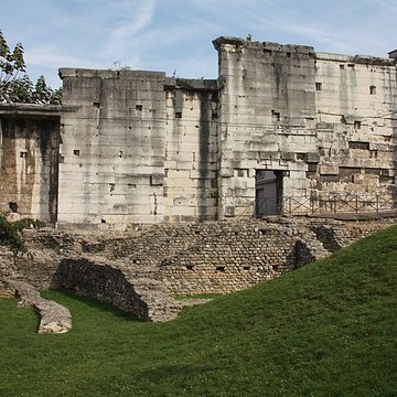 Portique romain du Forum de Vienne
