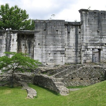 Portique romain du Forum de Vienne