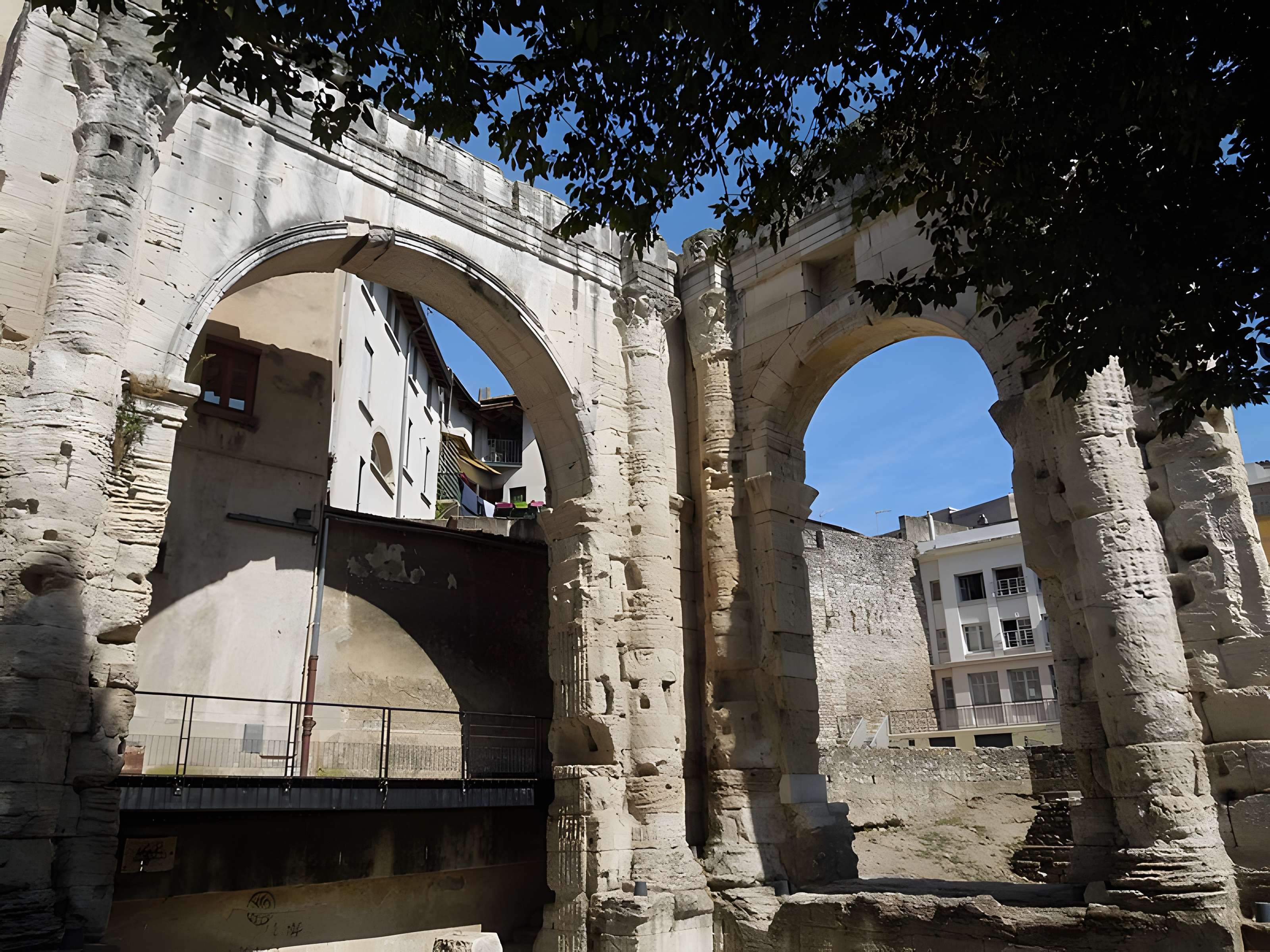 Portique romain du Forum de Vienne