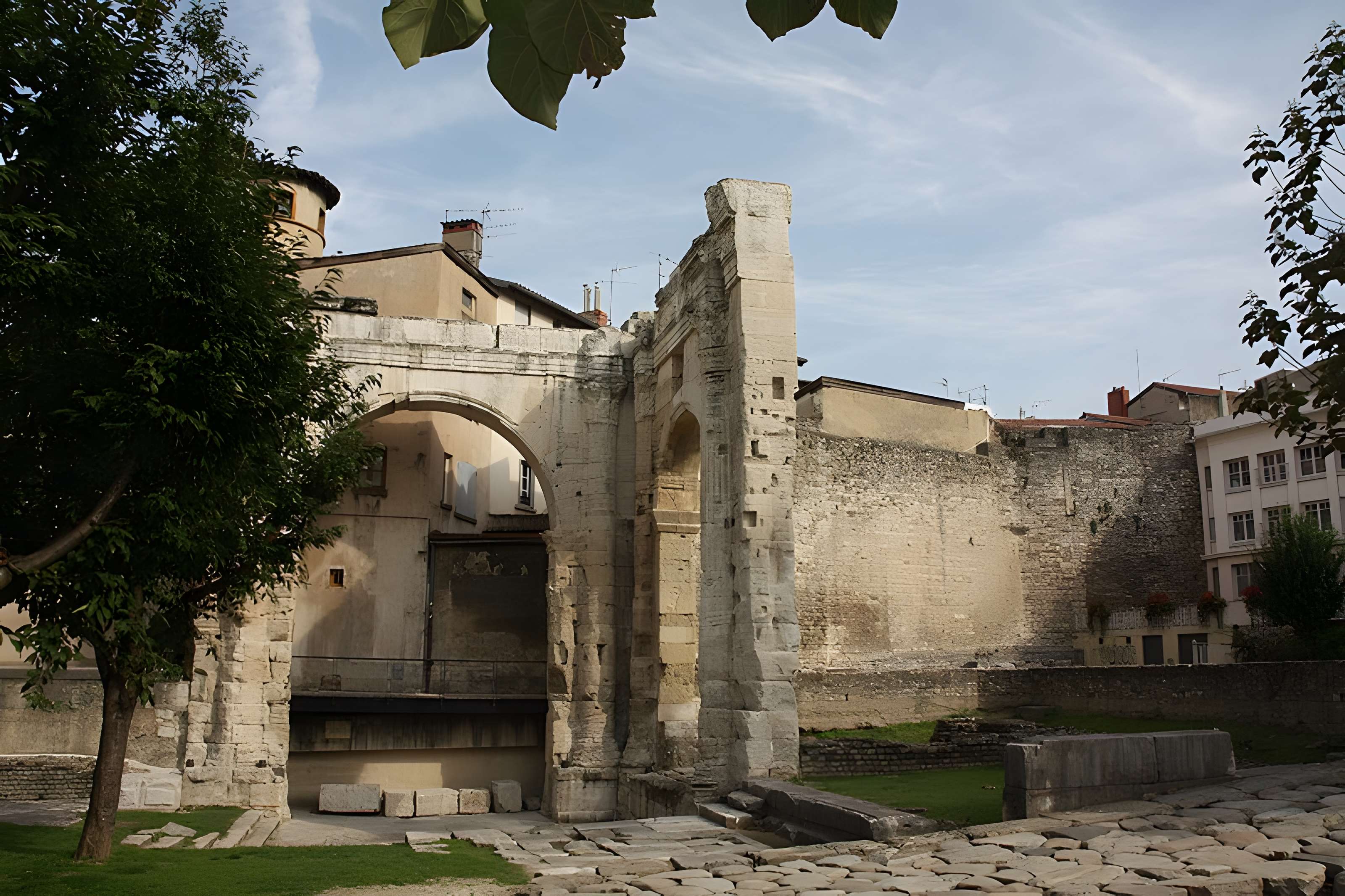 Portique romain du Forum de Vienne
