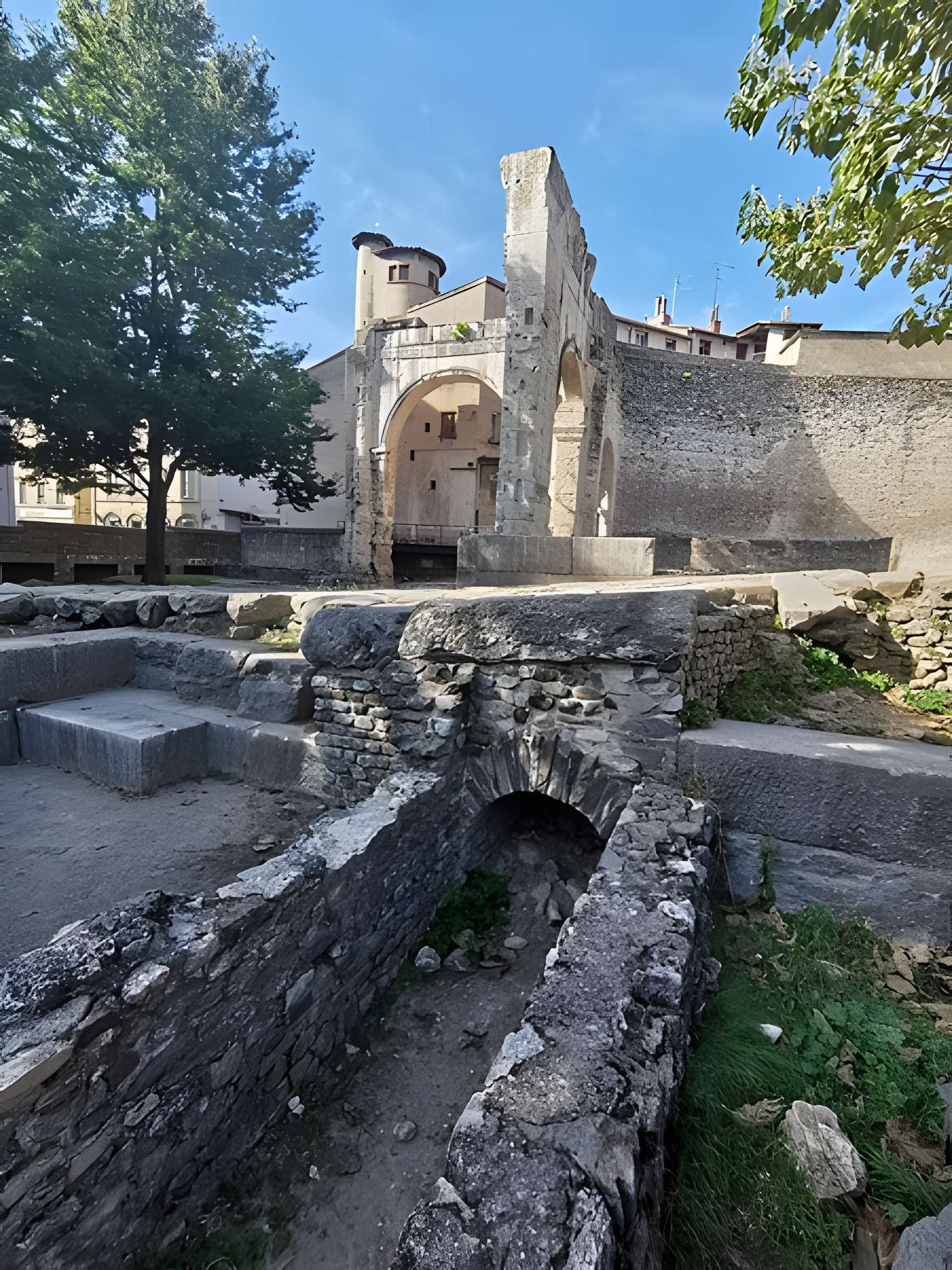 Portique romain du Forum de Vienne
