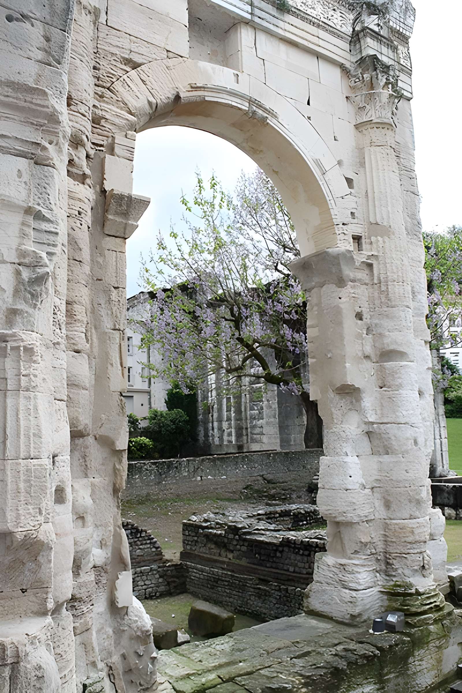 Portique romain du Forum de Vienne