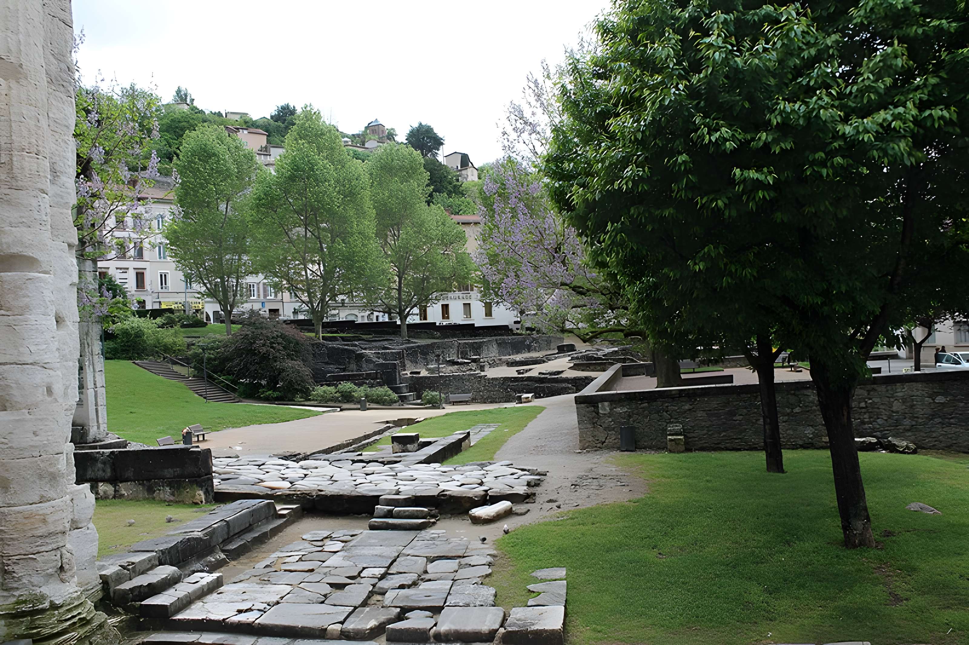 Portique romain du Forum de Vienne