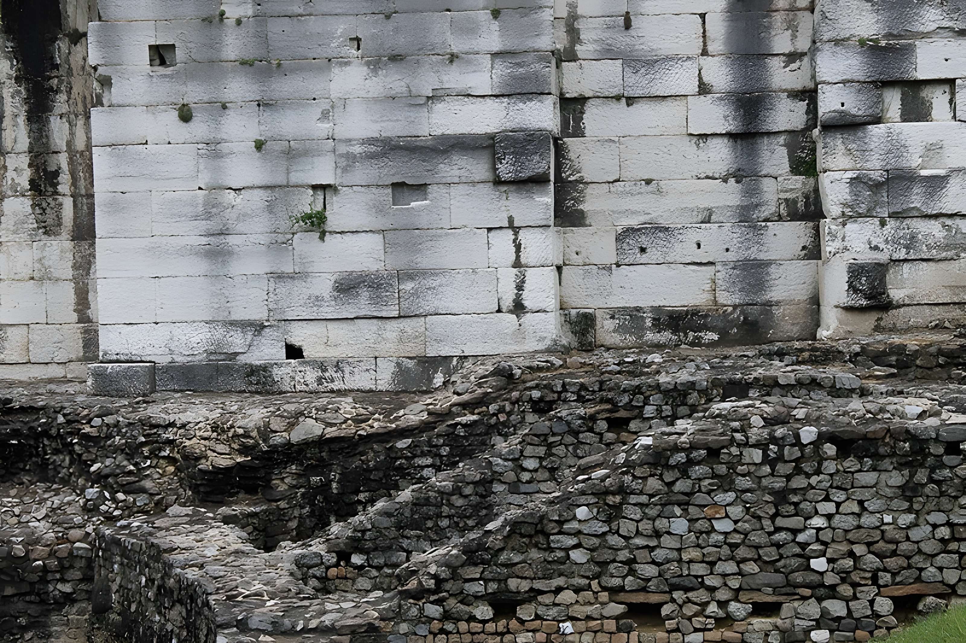 Portique romain du Forum de Vienne