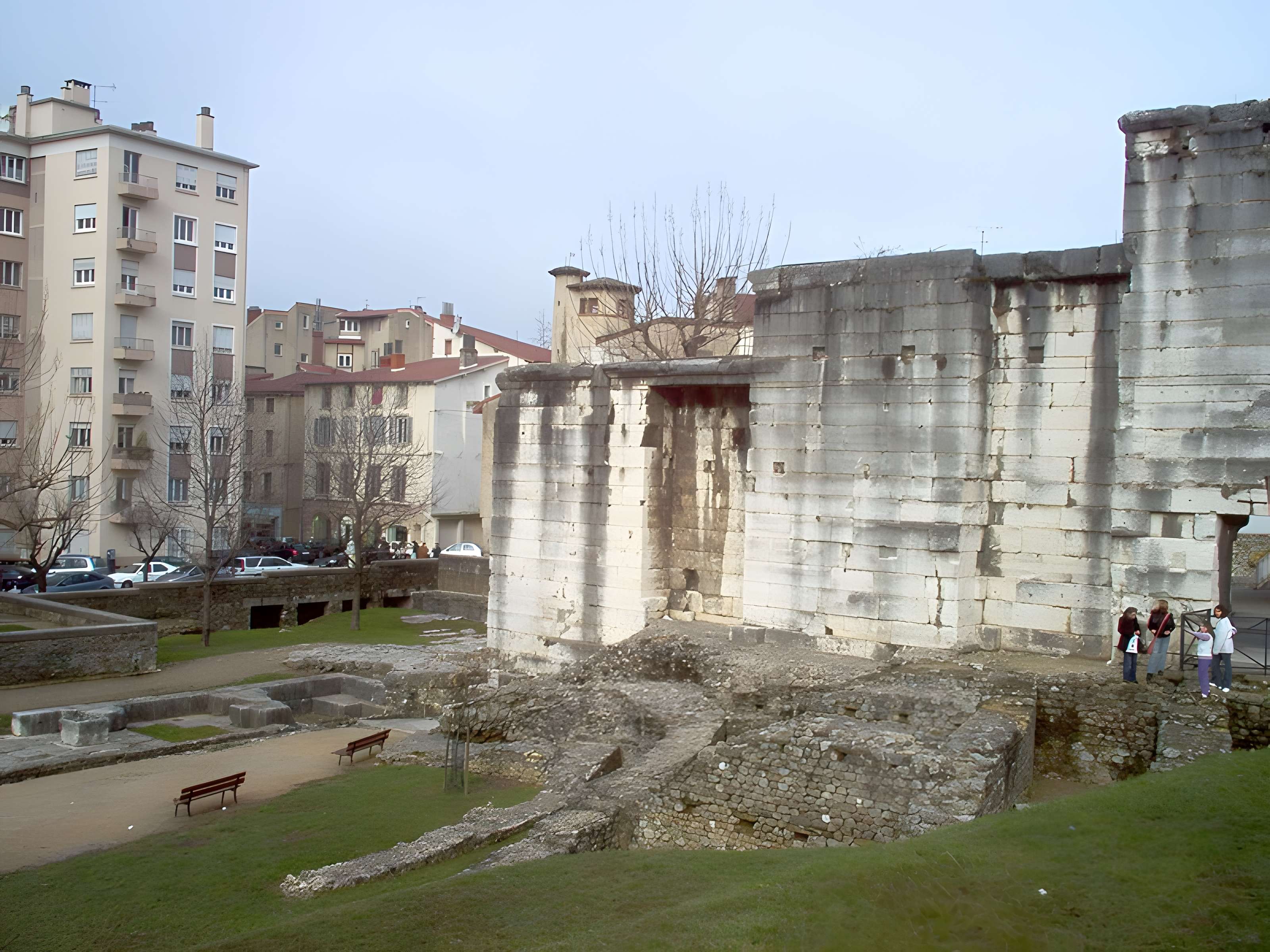Portique romain du Forum de Vienne
