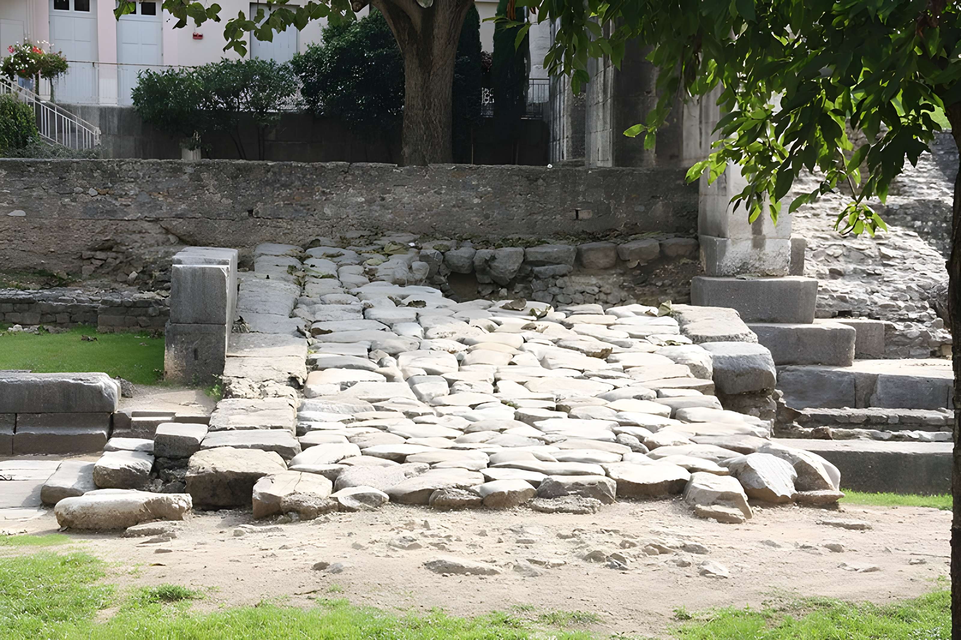 Portique romain du Forum de Vienne