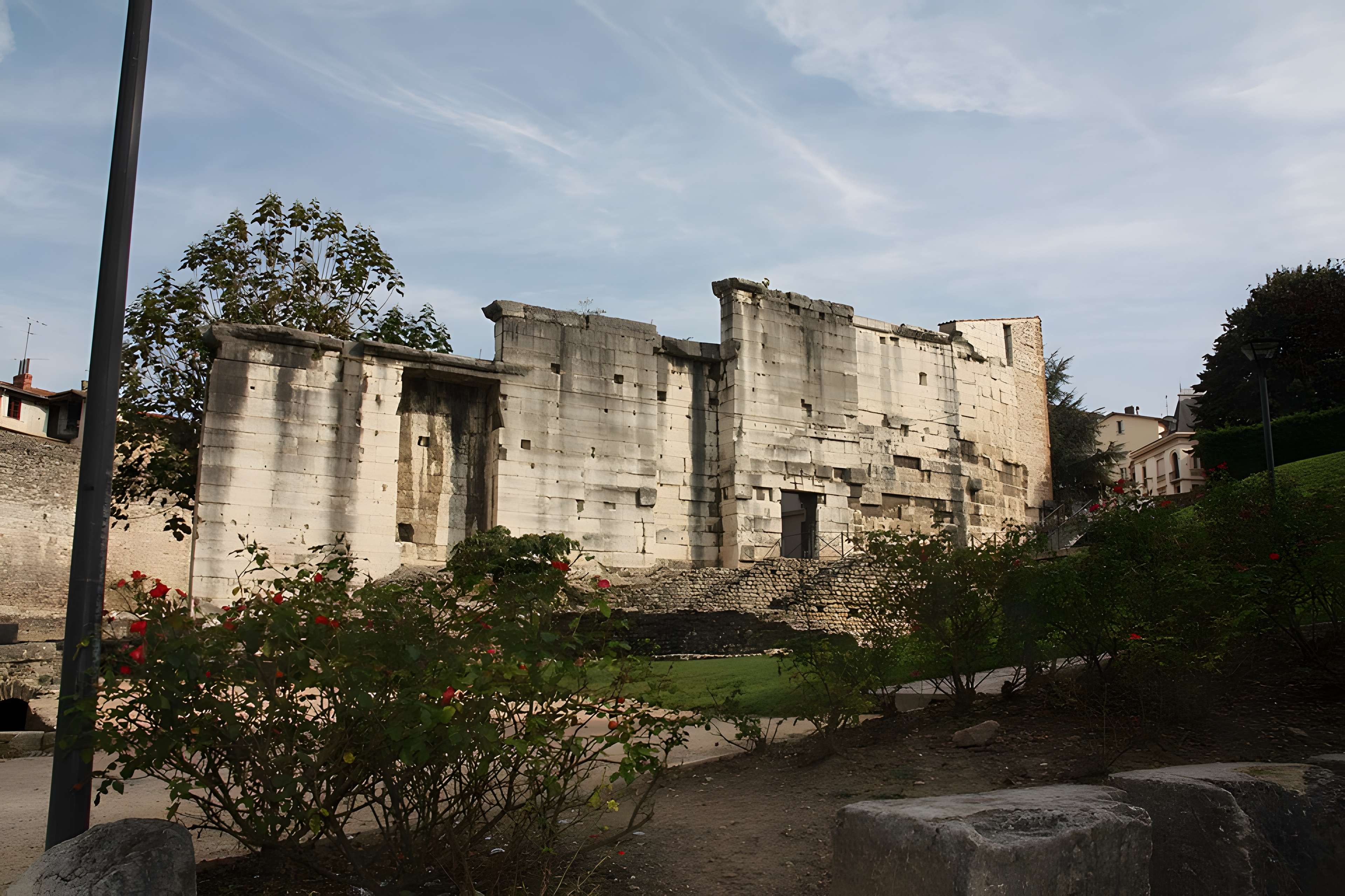 Portique romain du Forum de Vienne