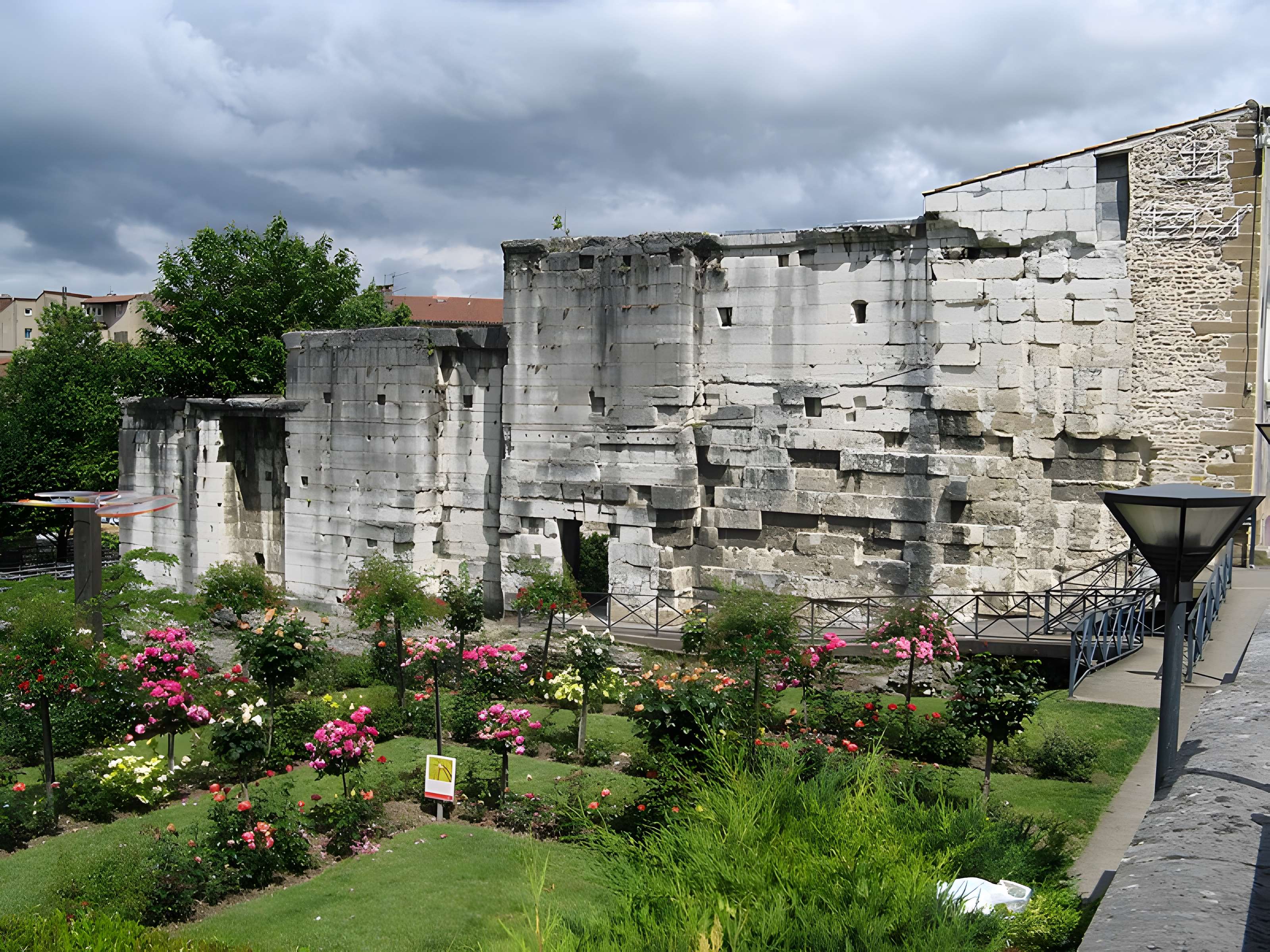Portique romain du Forum de Vienne
