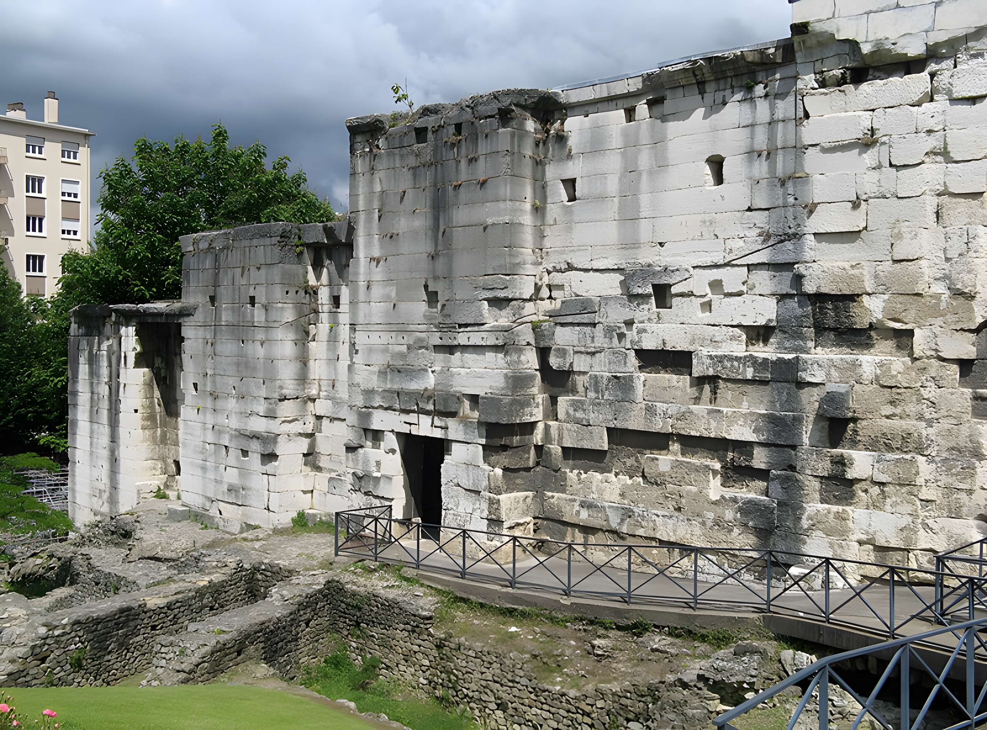 Portique romain du Forum de Vienne