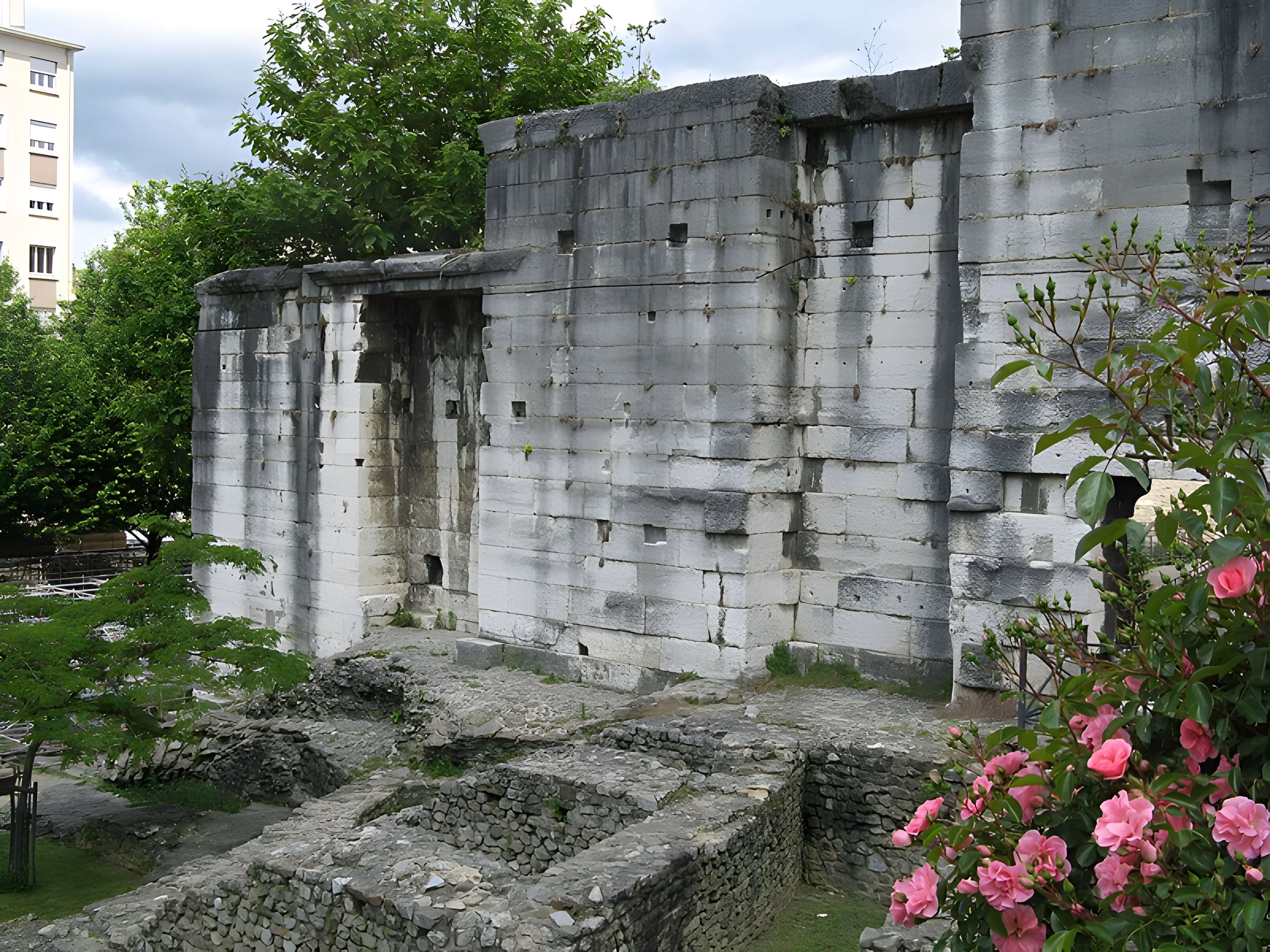 Portique romain du Forum de Vienne