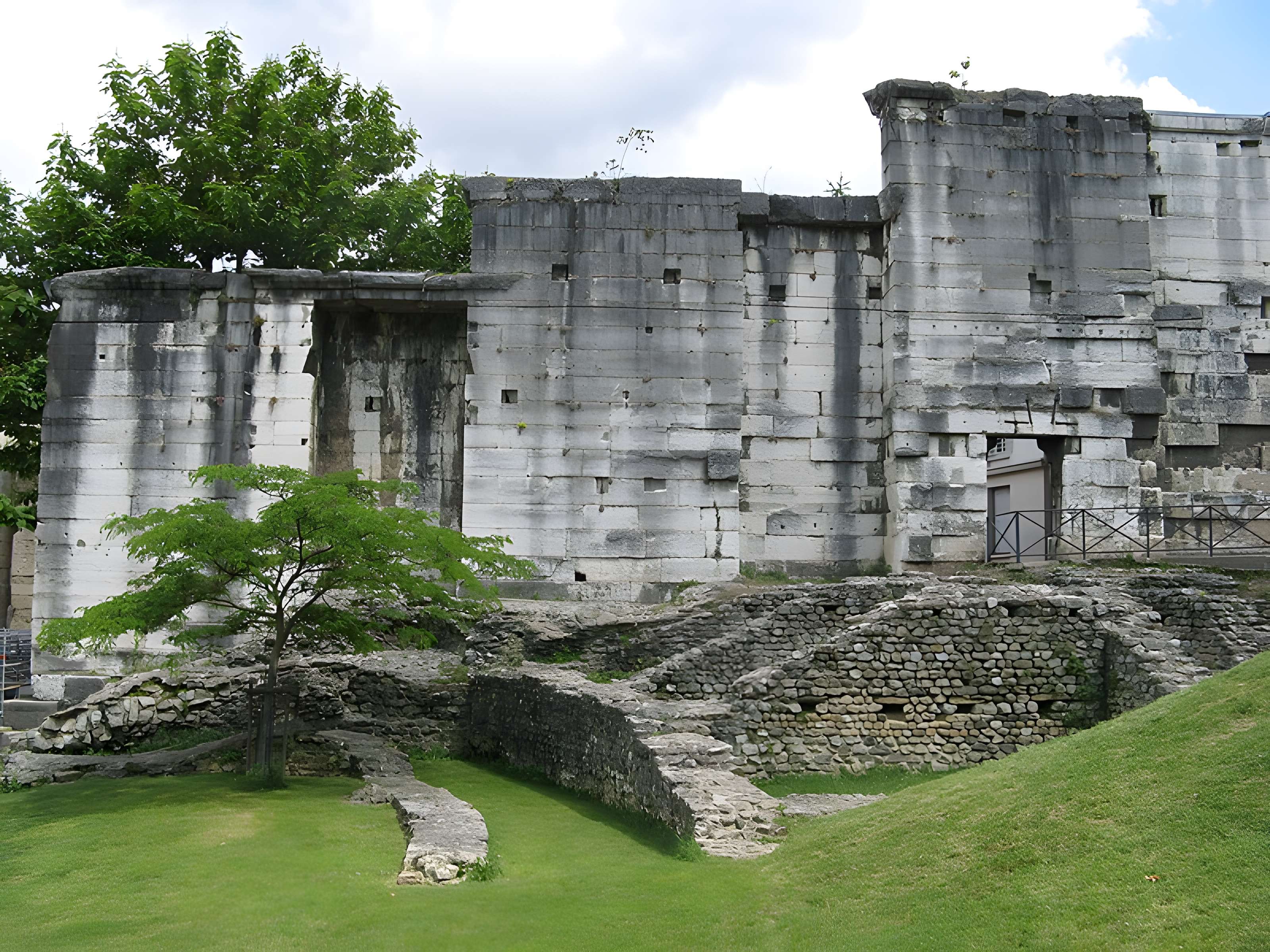 Portique romain du Forum de Vienne