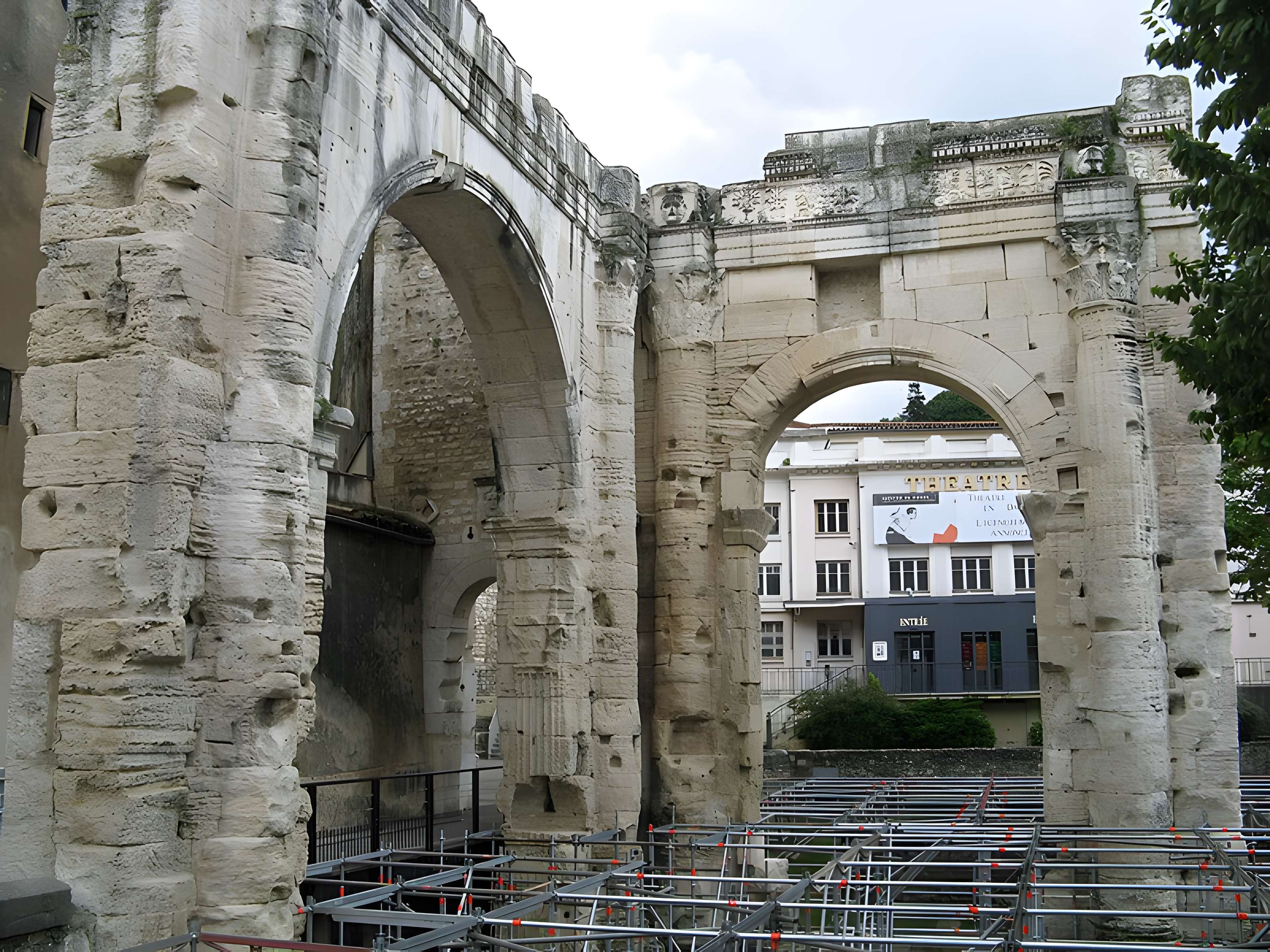 Portique romain du Forum de Vienne