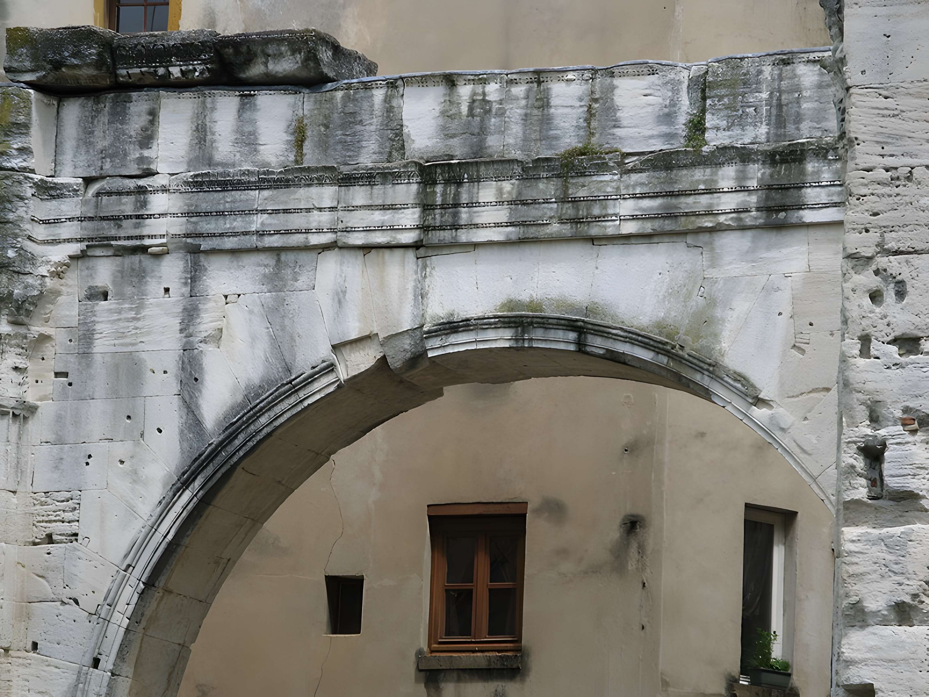 Portique romain du Forum de Vienne