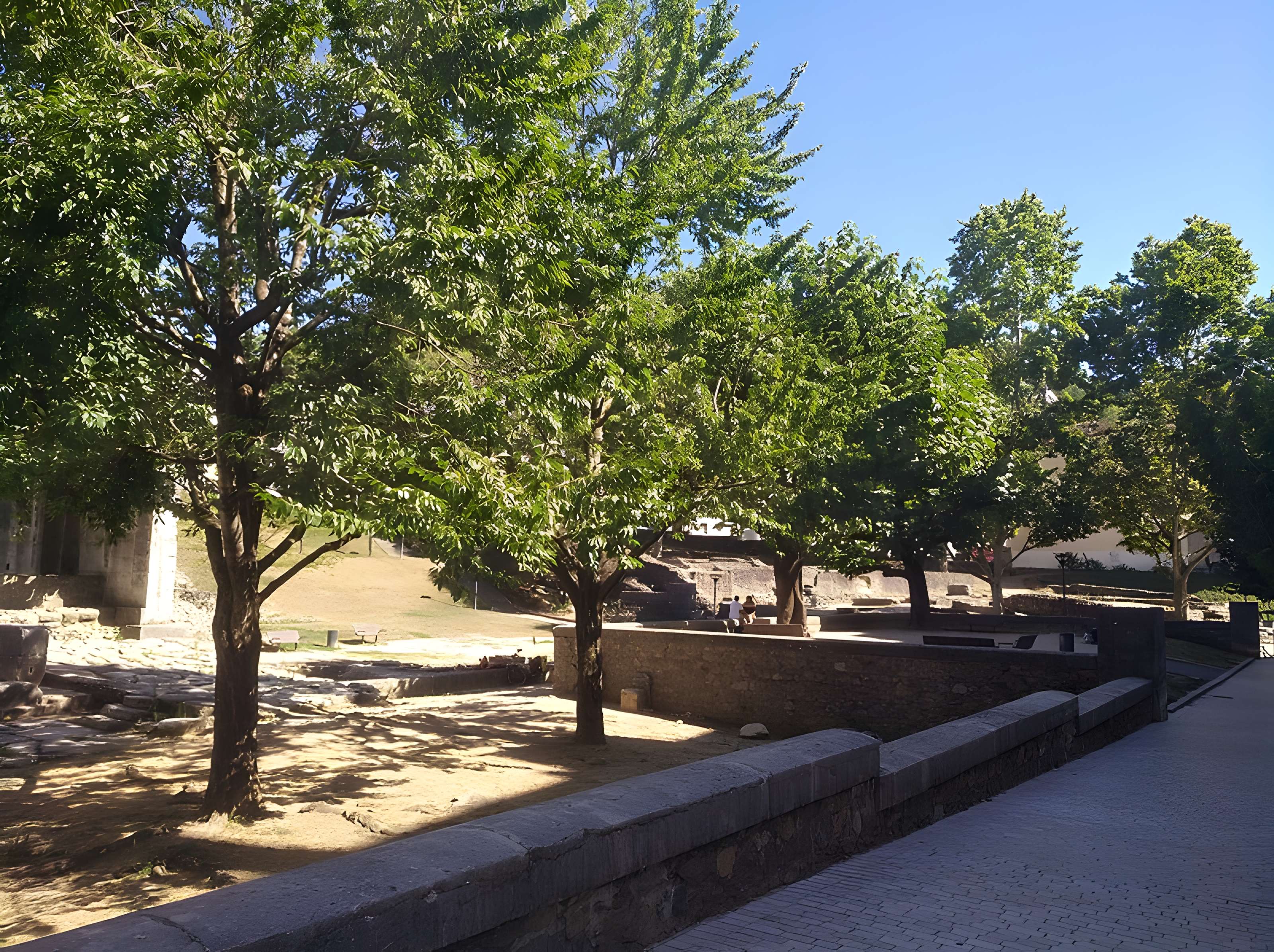 Portique romain du Forum de Vienne