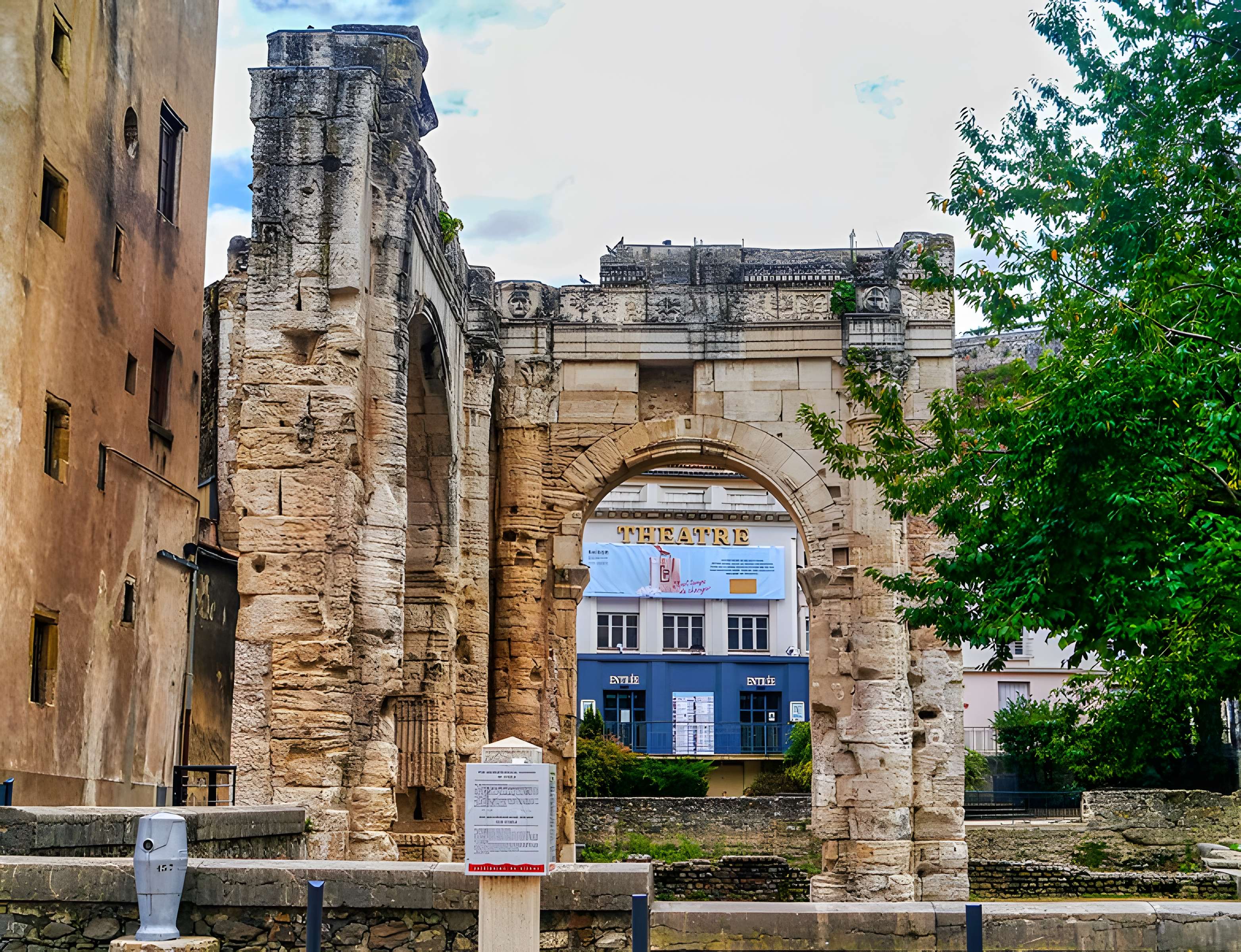 Portique romain du Forum de Vienne