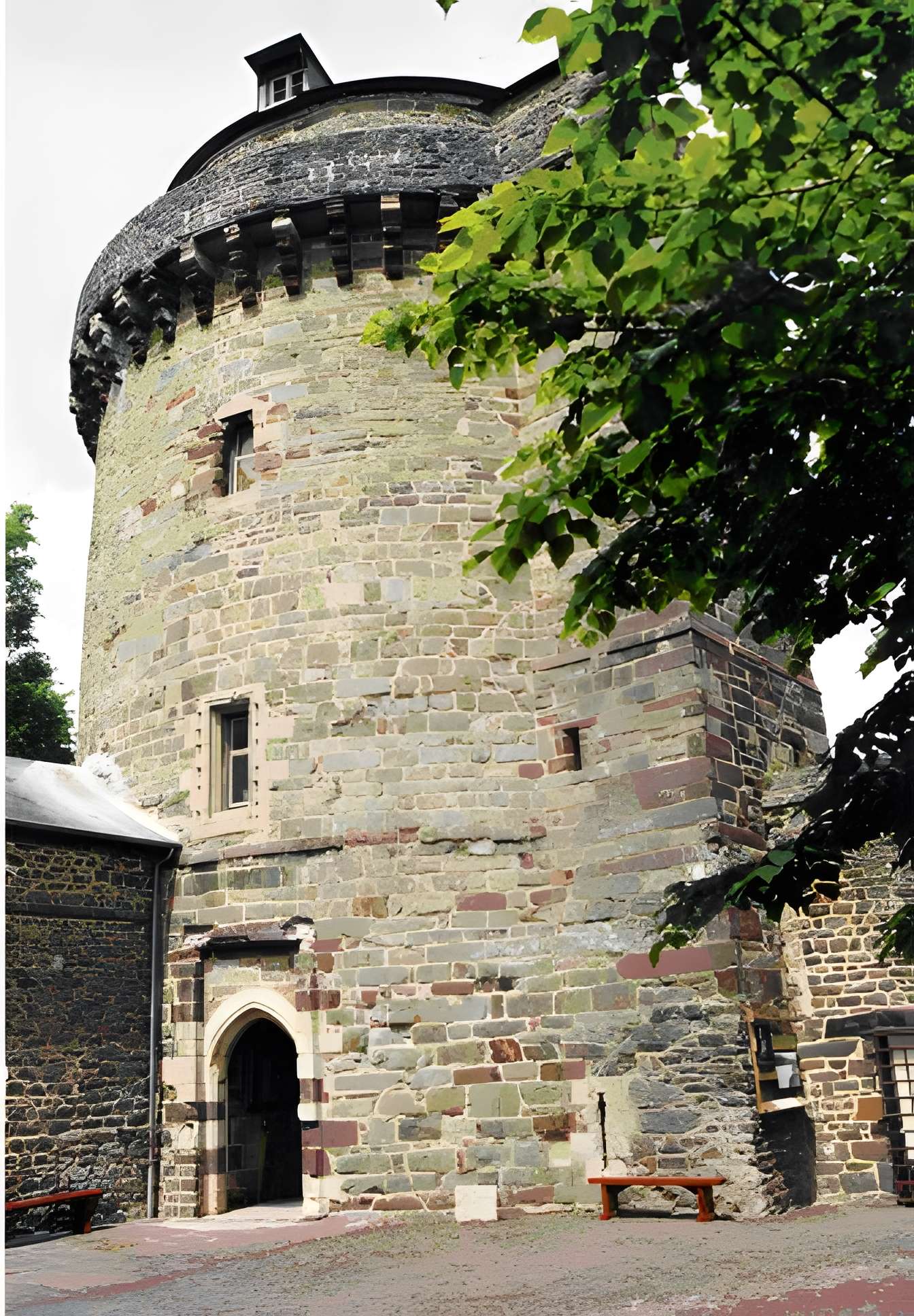 Tour du château ou ancien donjon (ancienne prison)