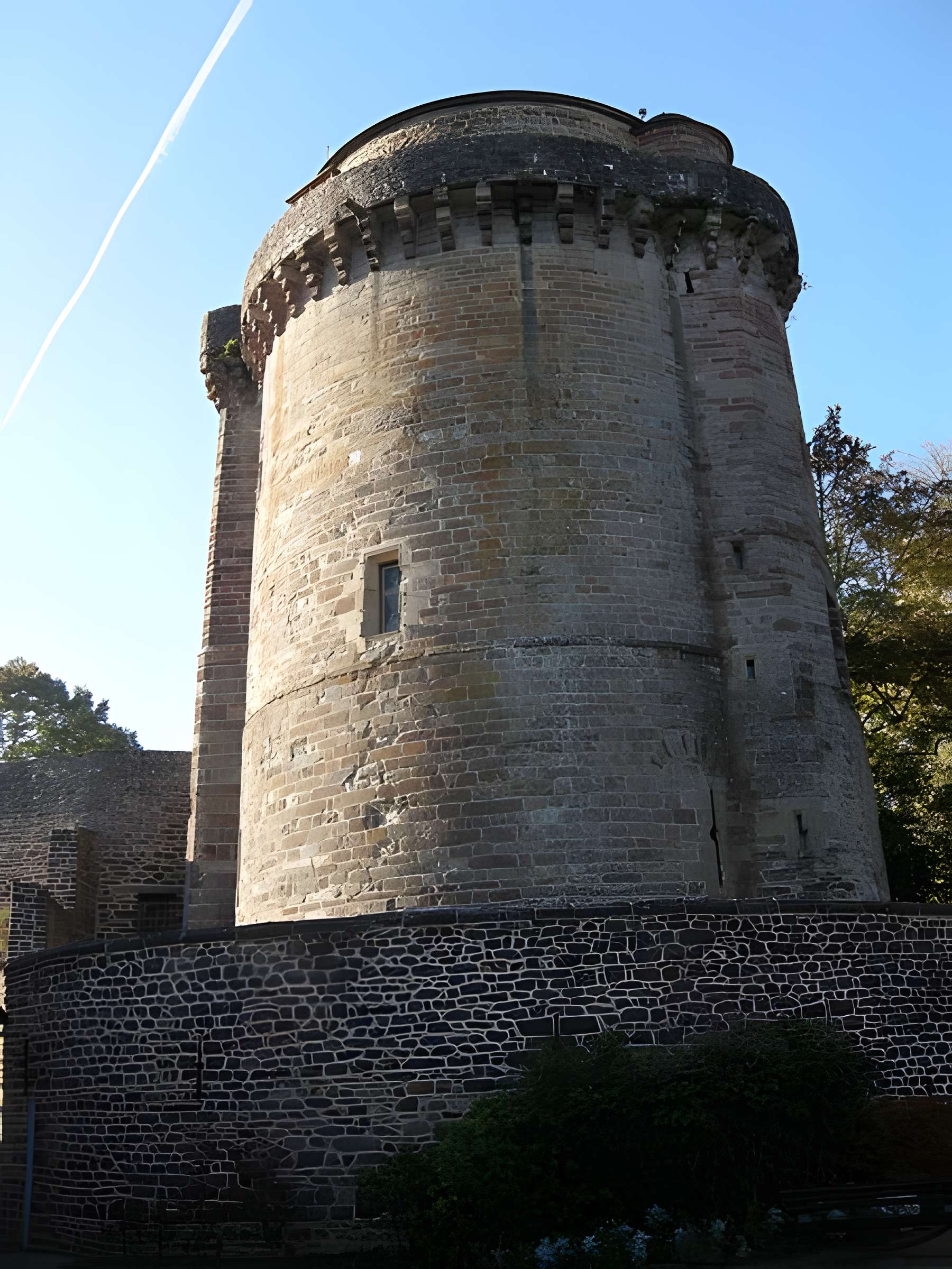 Tour du château ou ancien donjon (ancienne prison)