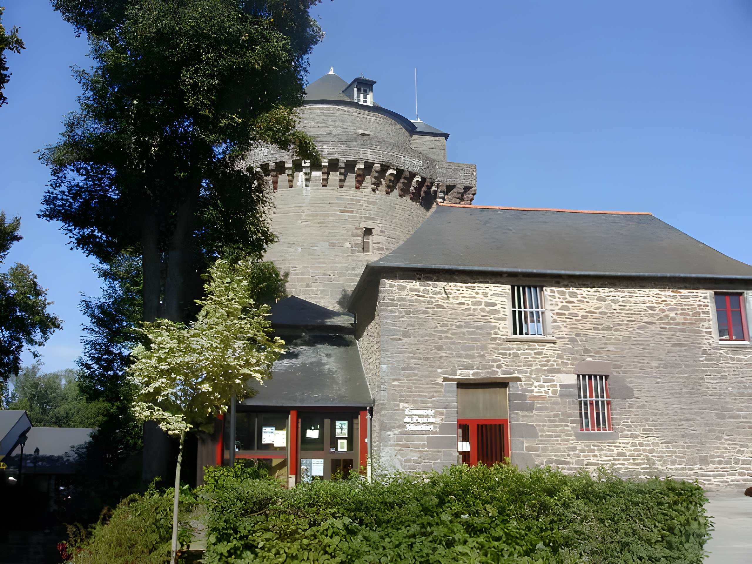 Tour du château ou ancien donjon (ancienne prison)